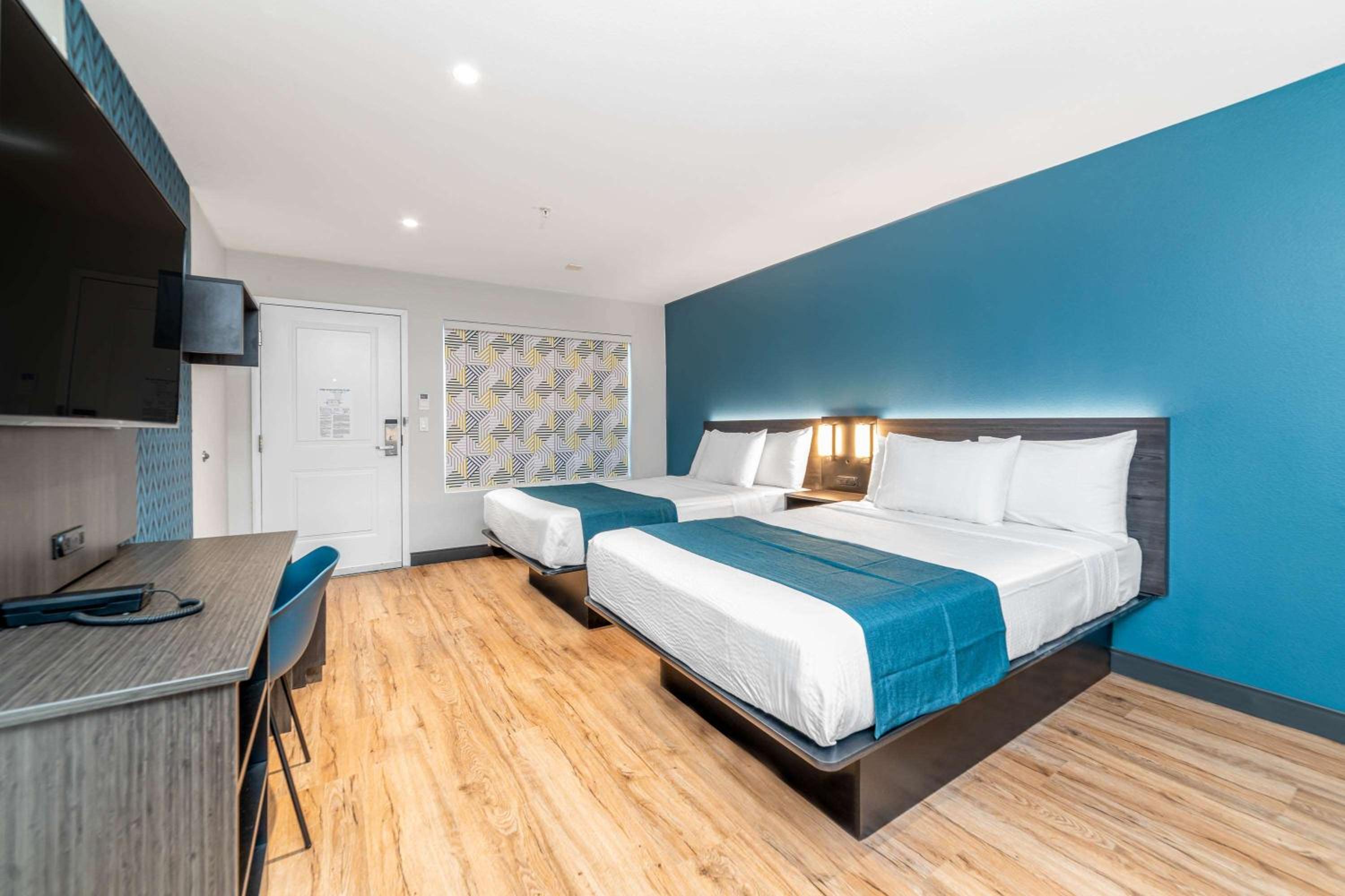Quadruple Room - Non-Smoking - Photo 11