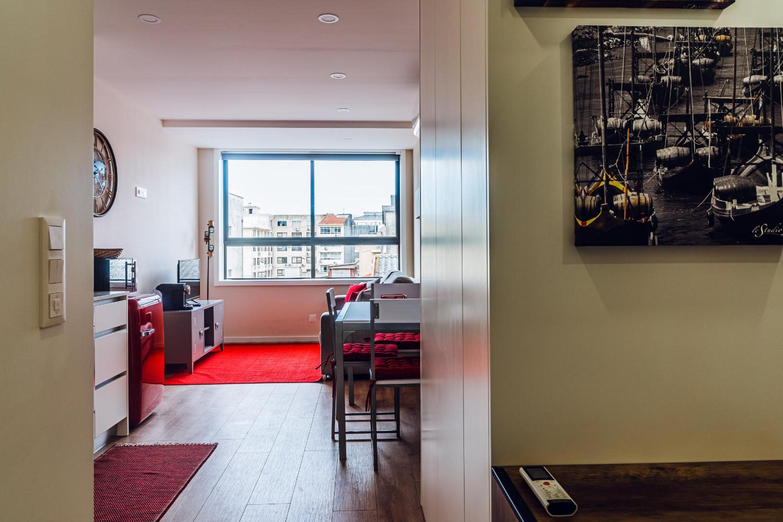 One-Bedroom Apartment - Photo 2