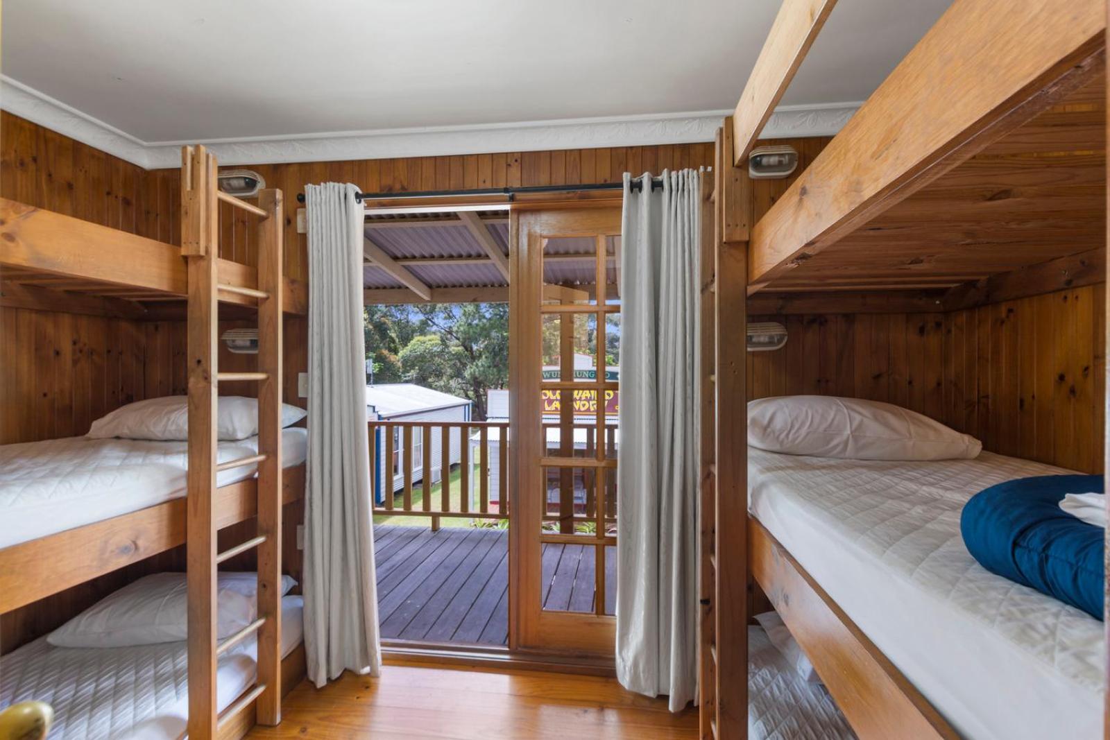 Deluxe Three-Bedroom Cabin - Olde Town Country Pub