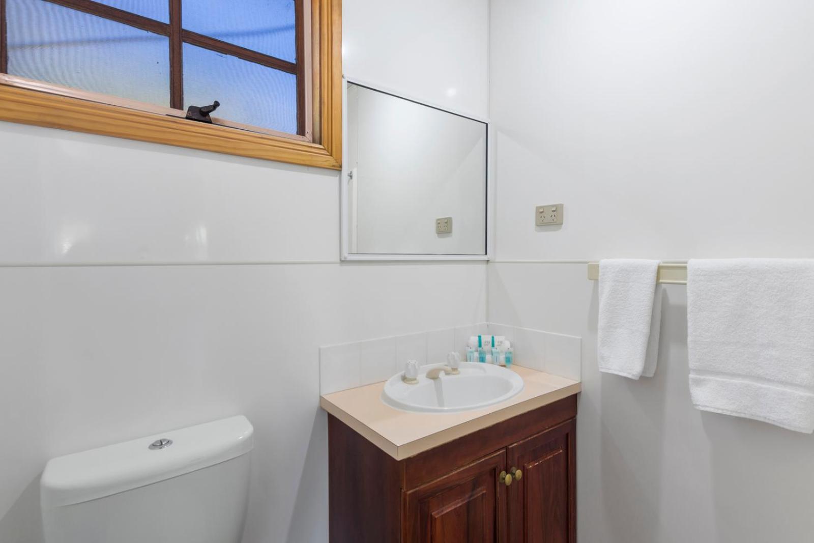 Standard Two-Bedroom Cabin - Olde Town Local Bakery photo 2