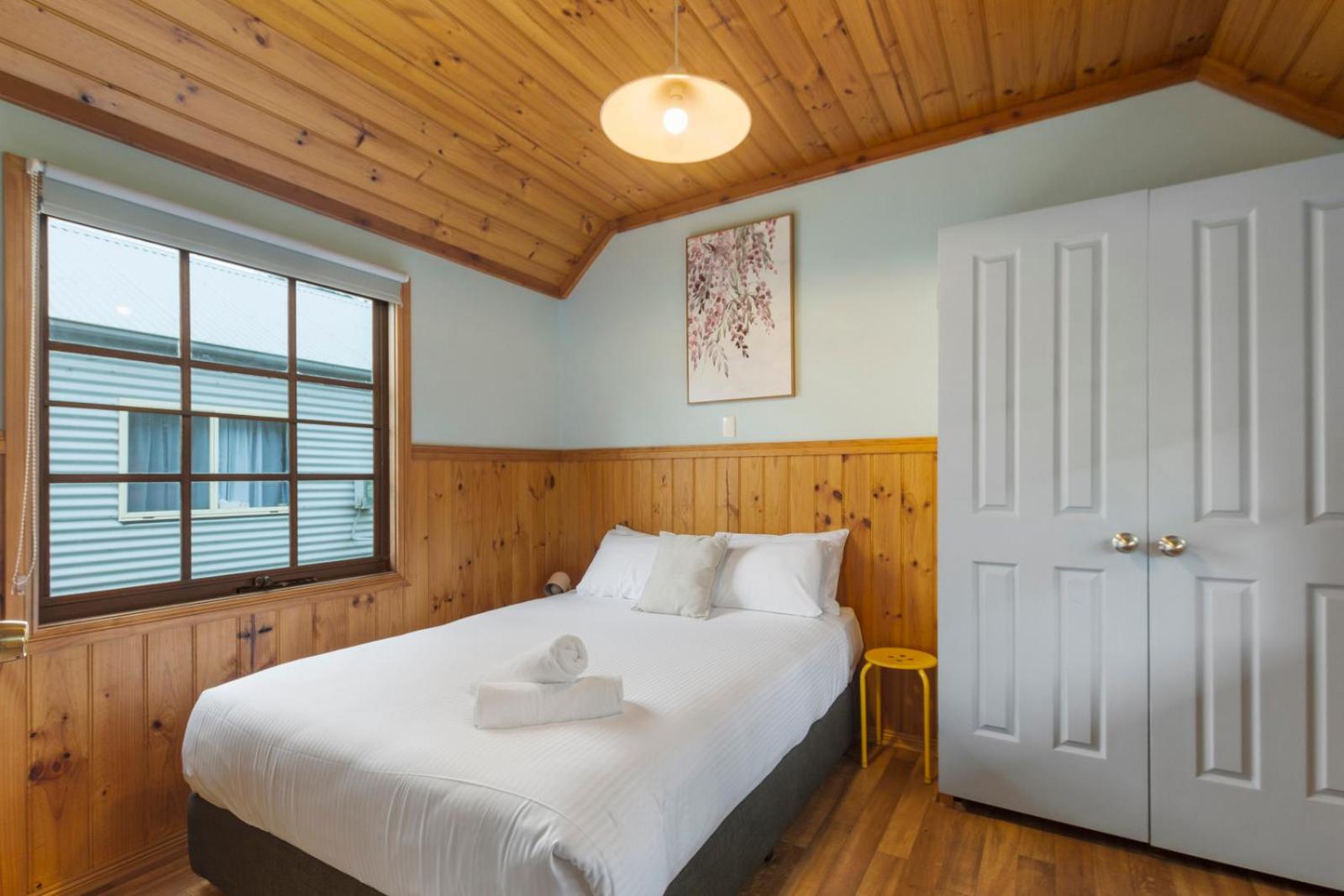 Standard Poolside One-Bedroom Cabin photo 3