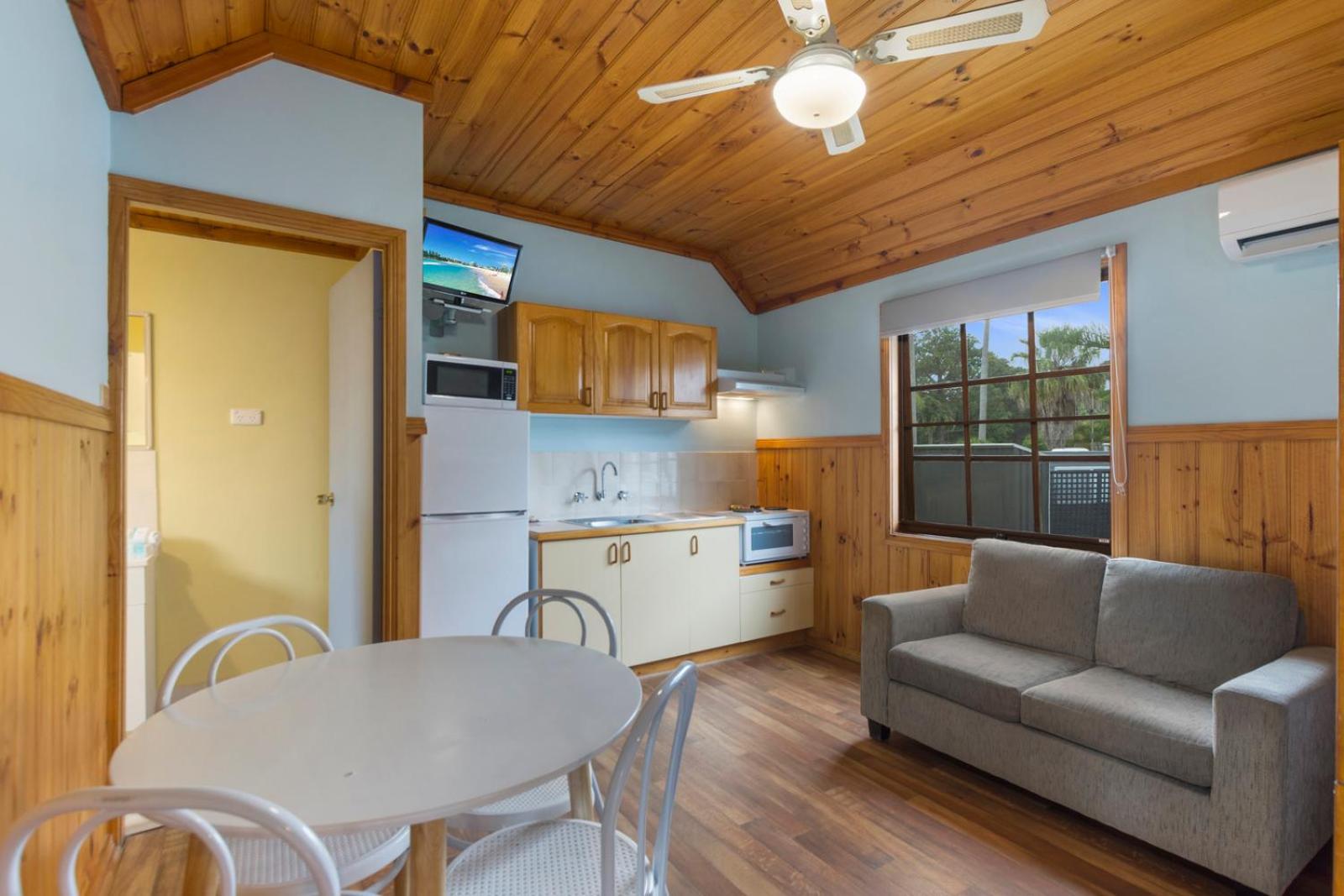Standard Poolside One-Bedroom Cabin photo 2