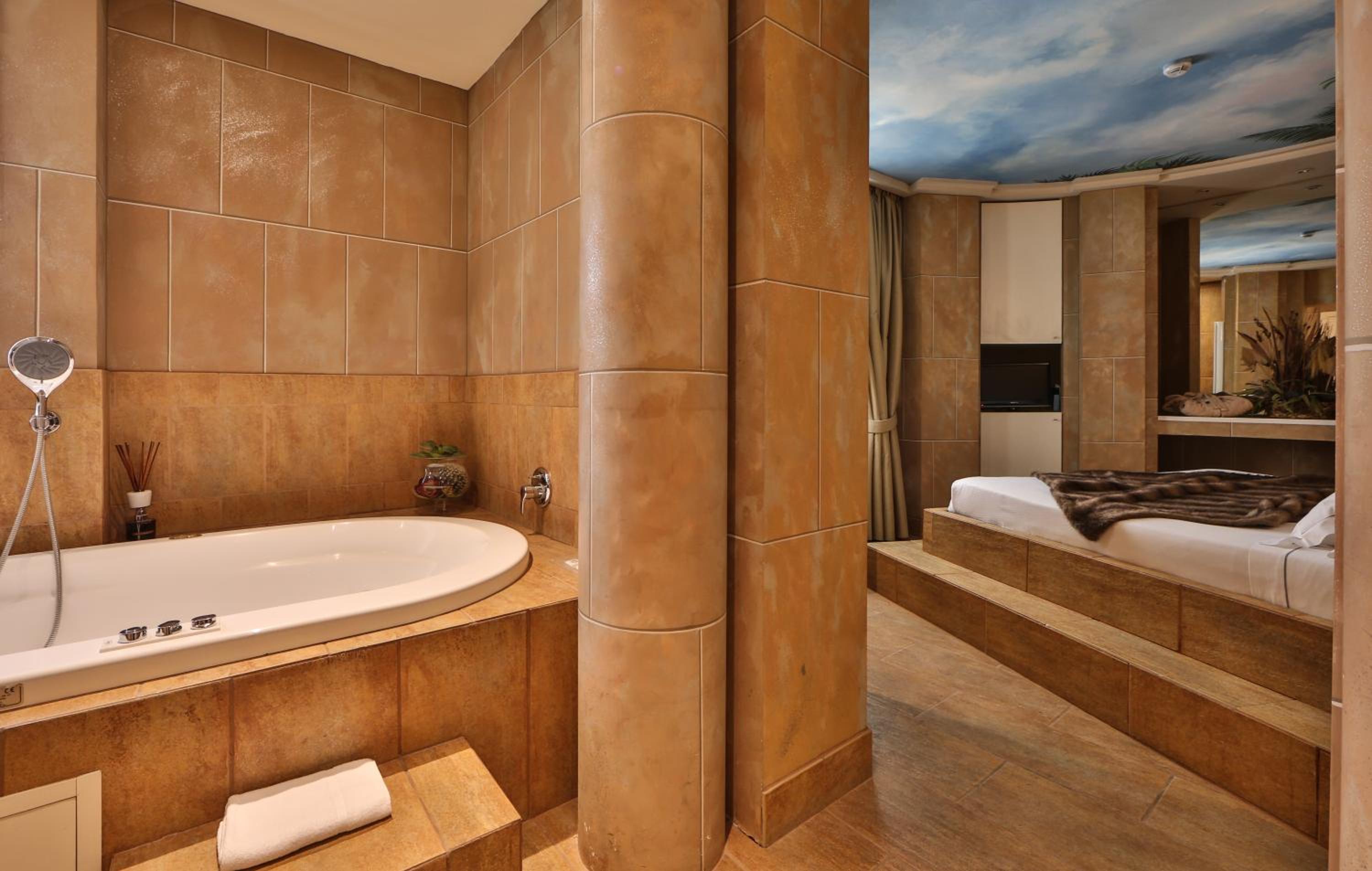 Suite - Photo 5