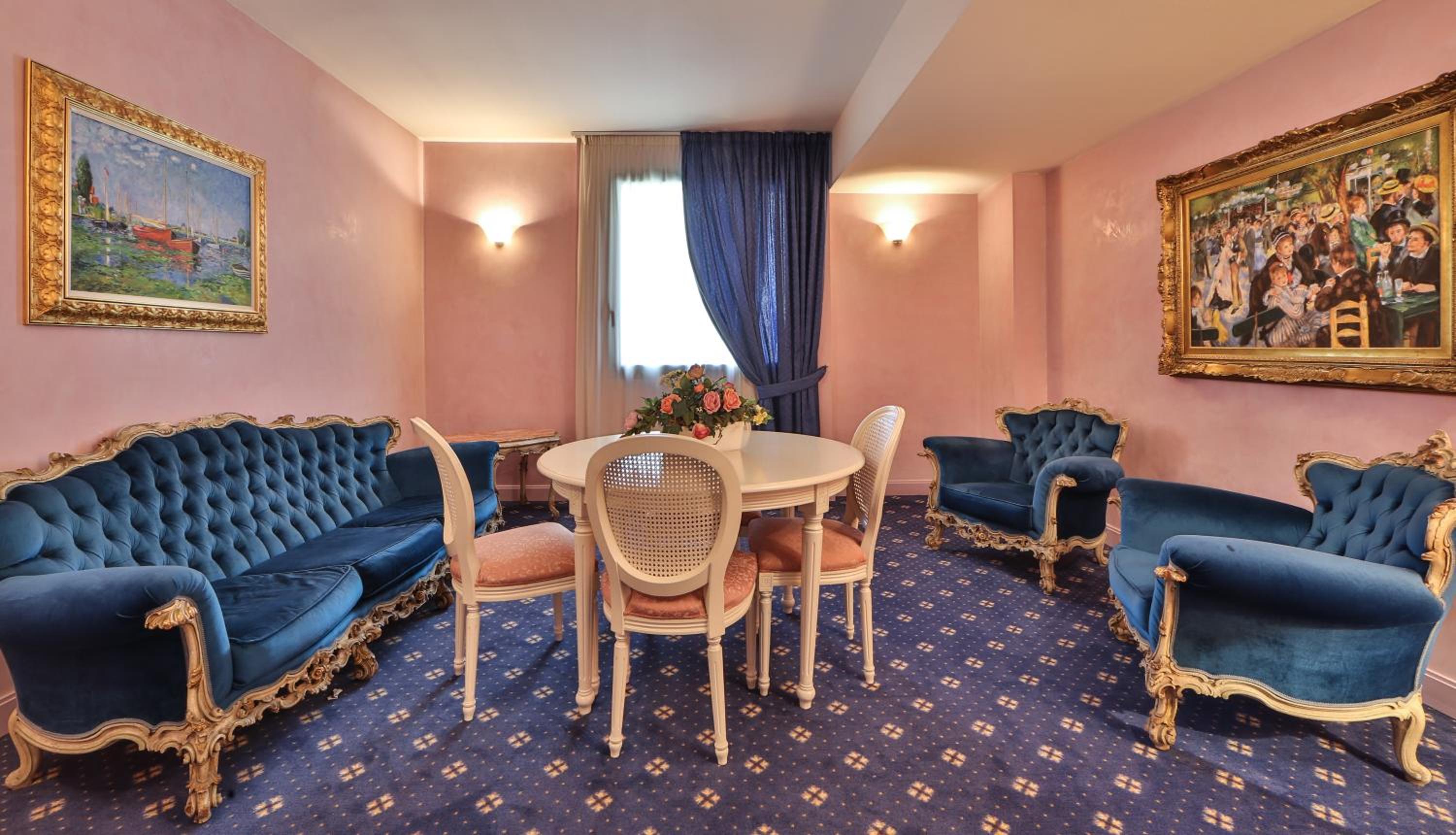 Suite - Photo 12