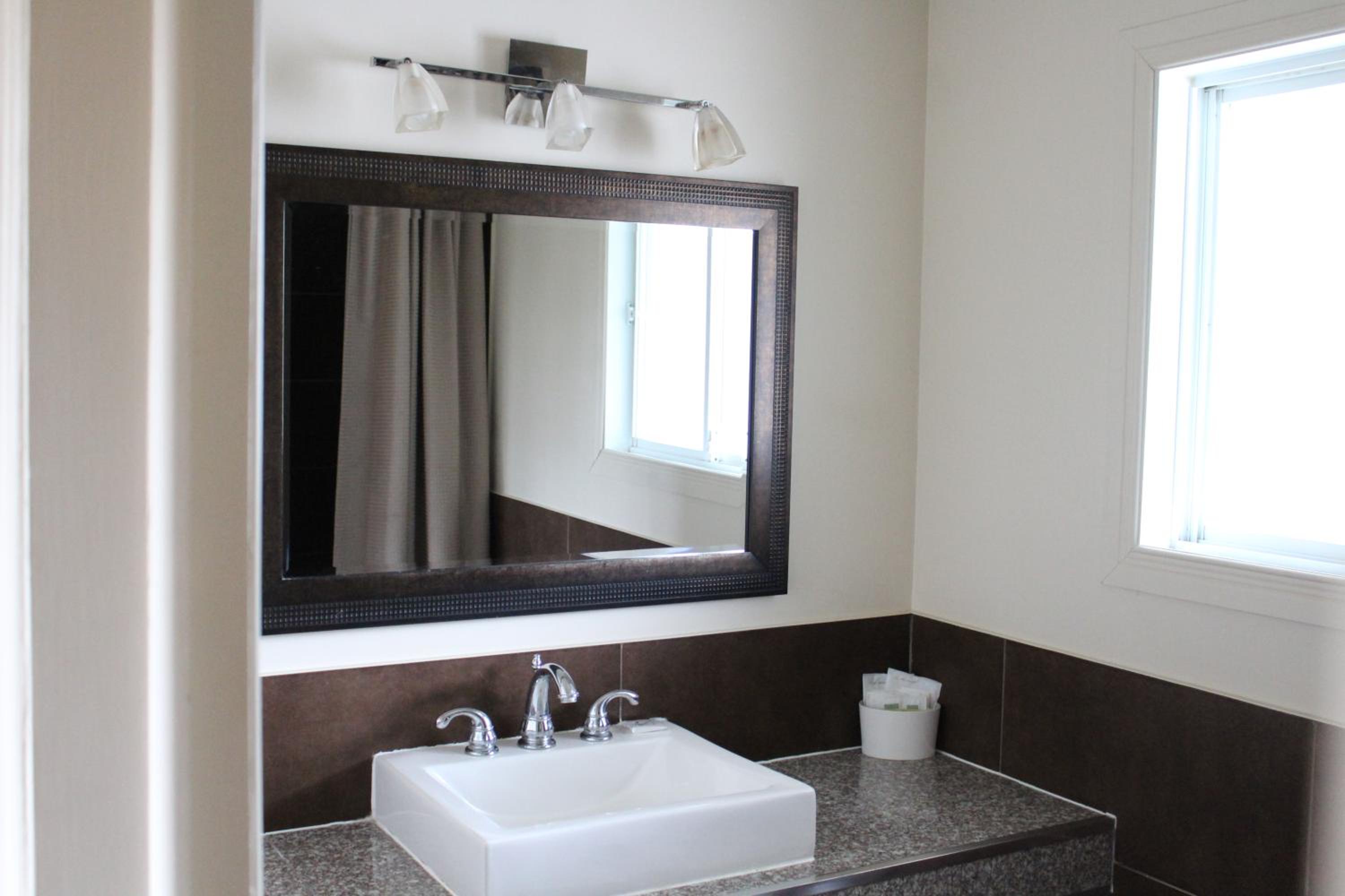 Deluxe Queen Room with Two Queen Beds - Photo 8