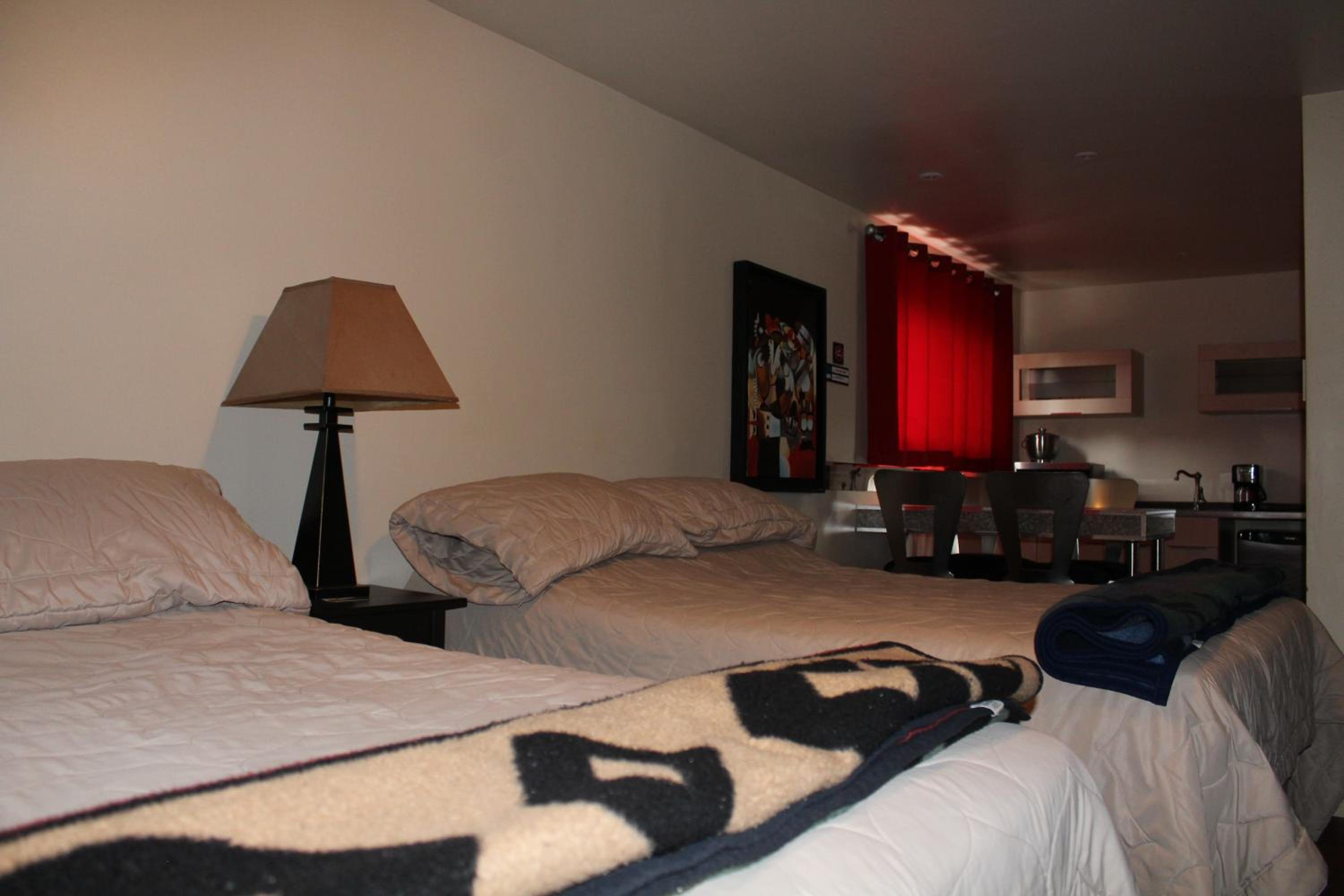 Deluxe Queen Room with Two Queen Beds - Photo 5