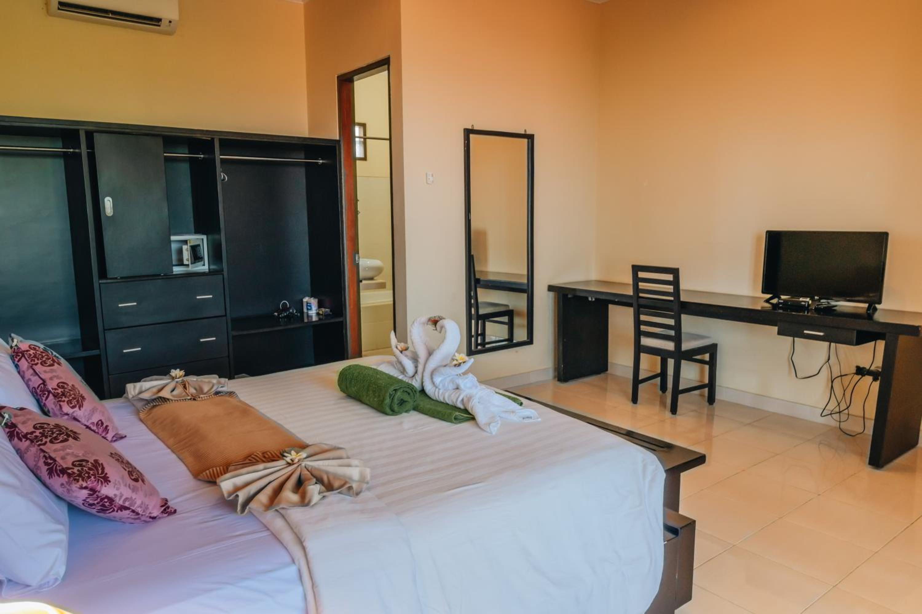 Standard Double or Twin Room - Photo 8