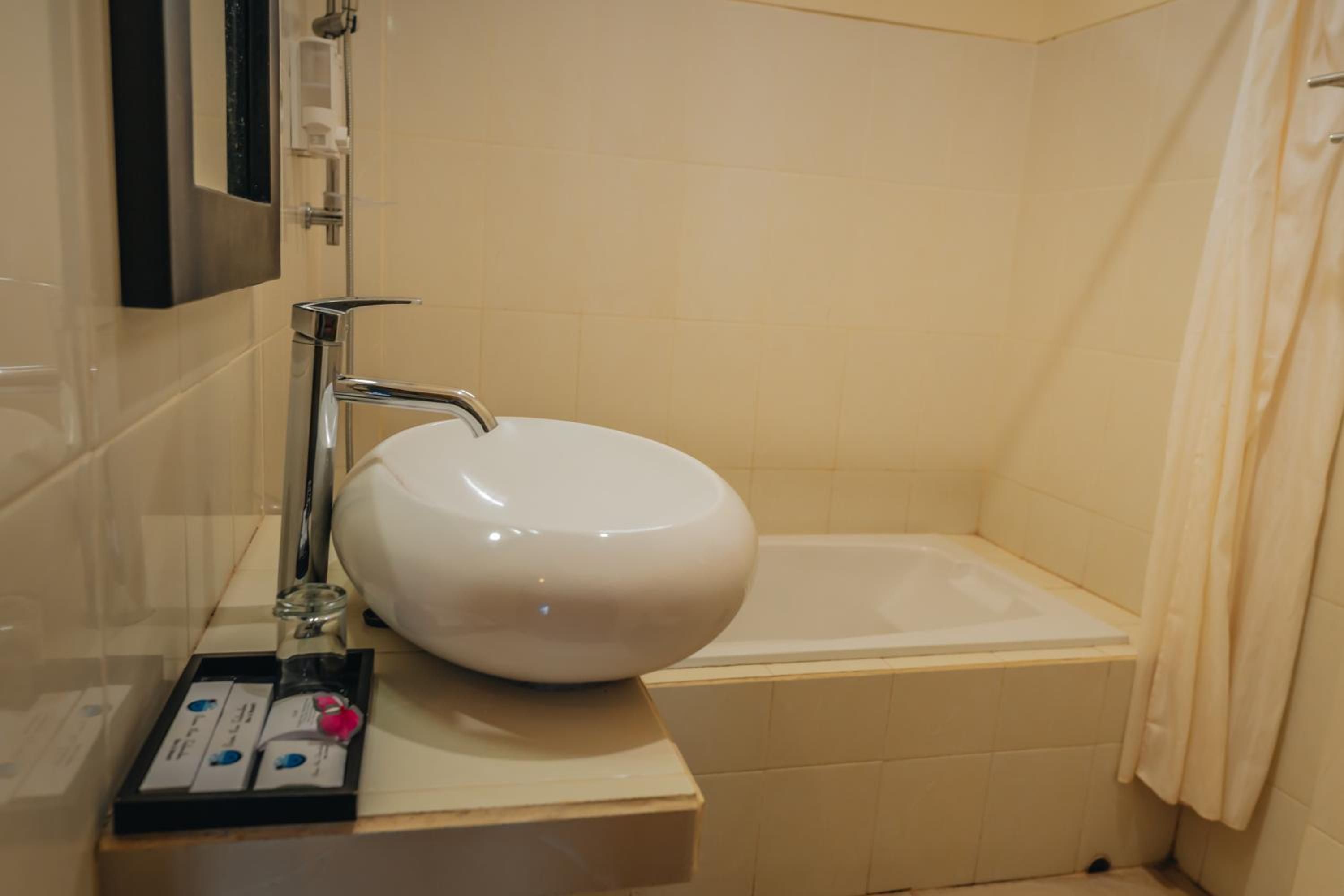 Standard Double or Twin Room - Photo 17