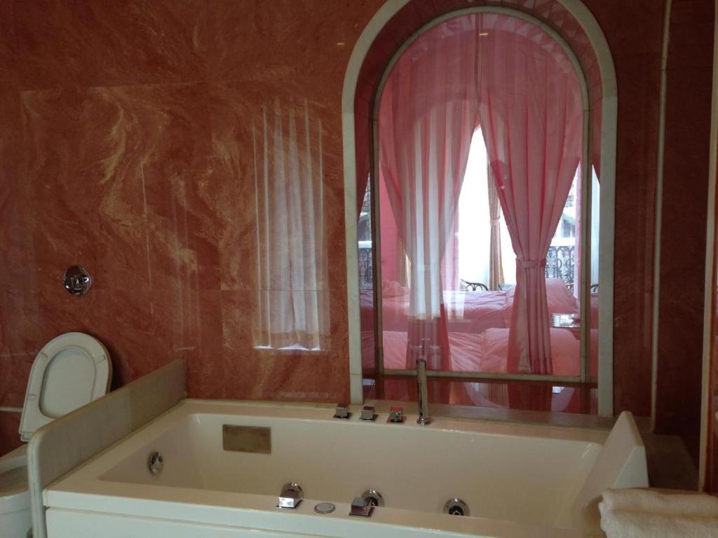 Suite with Hot Tub - Photo 6