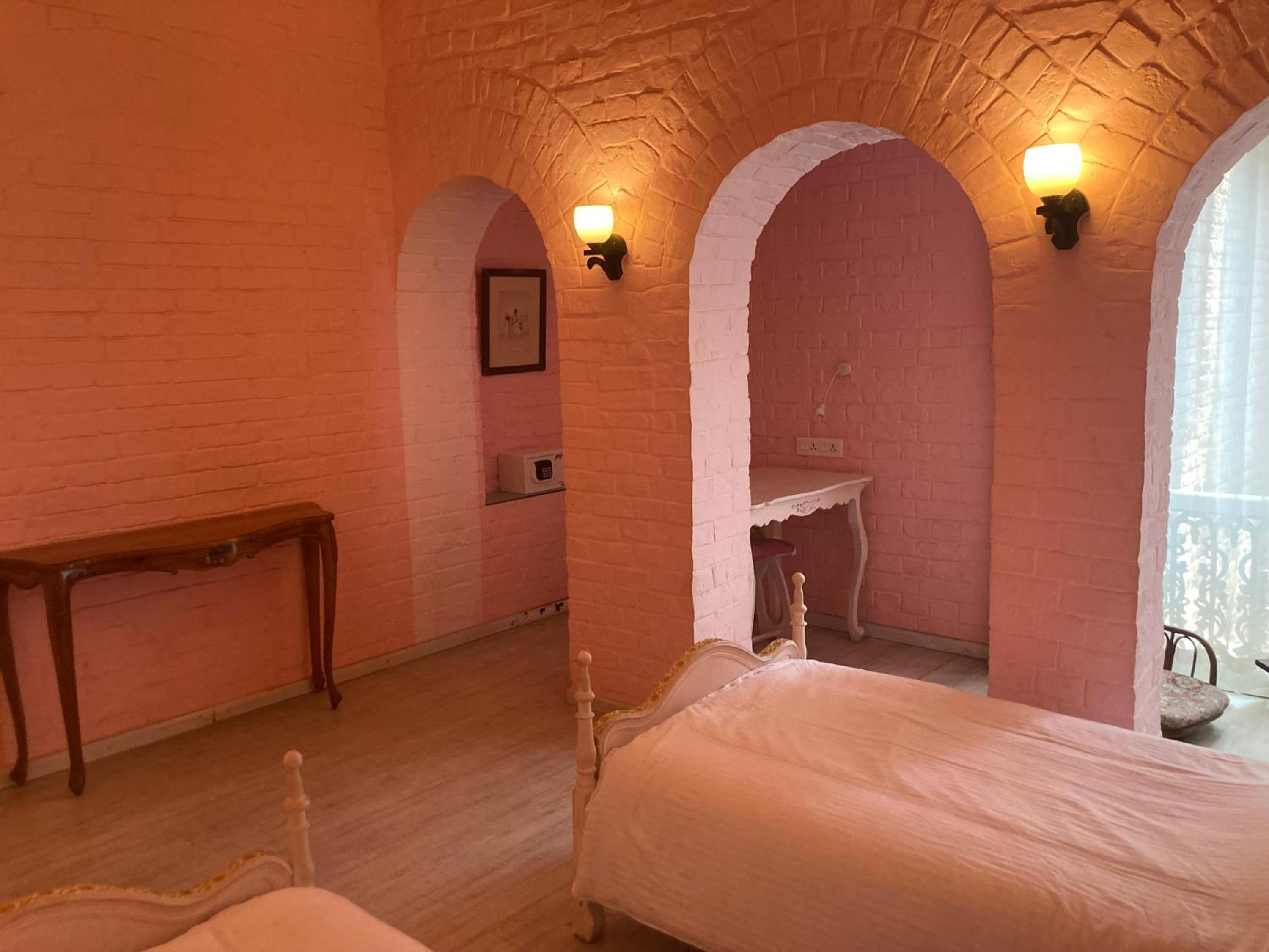 Suite with Hot Tub - Photo 8