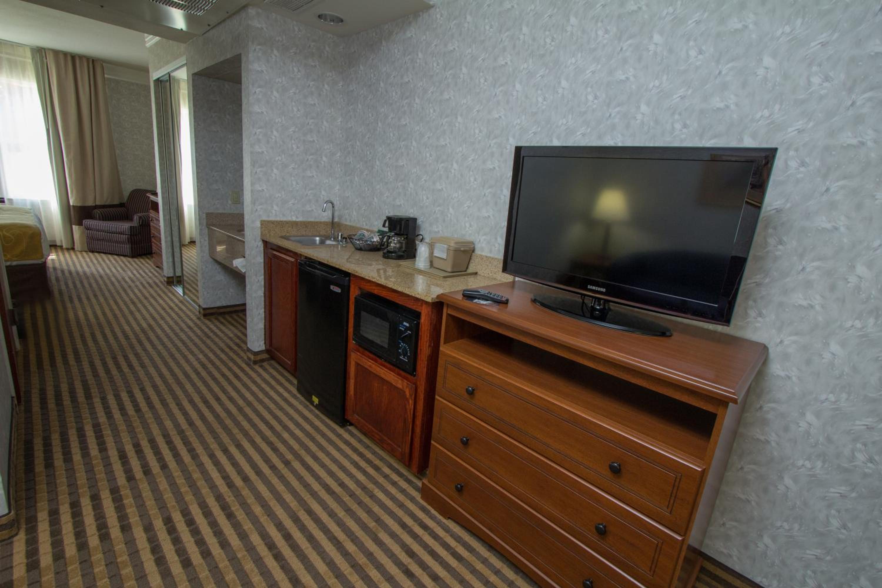 King Suite - Non-Smoking - Photo 7