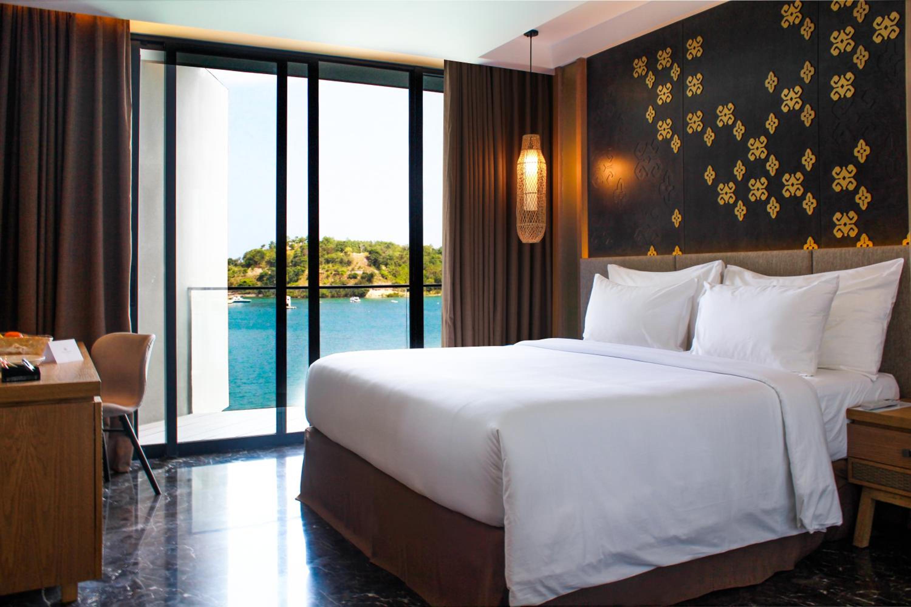 Signature Sea View King Bed
