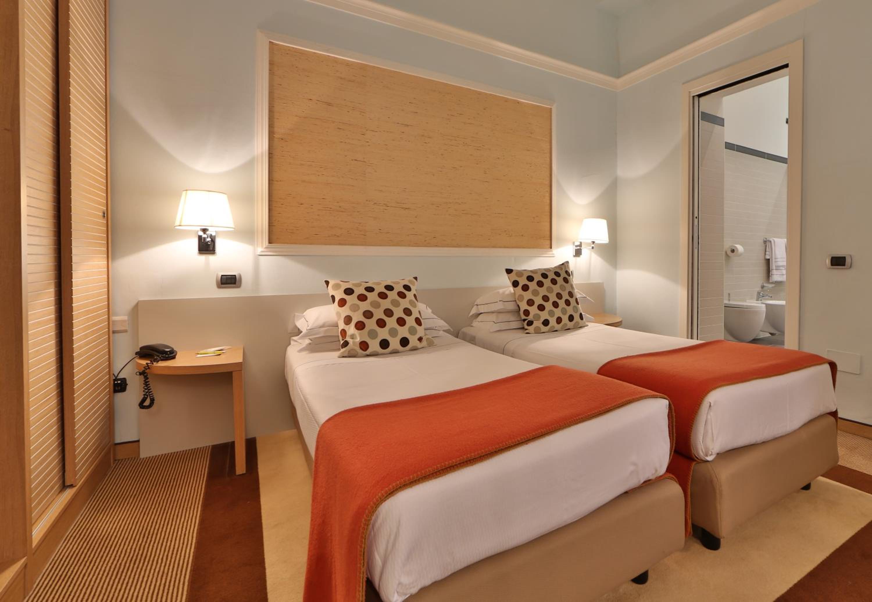 Classic Twin Room - Photo 4