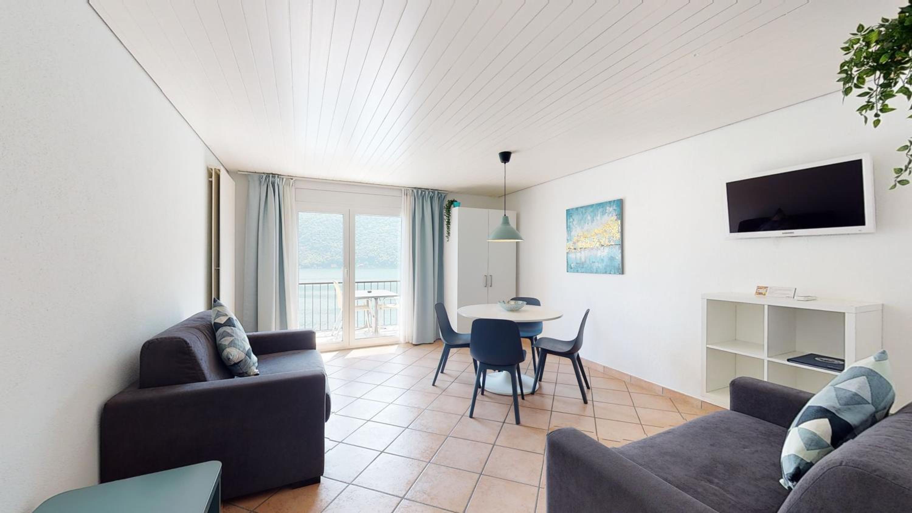 One-Bedroom Apartment With Lake View photo 2