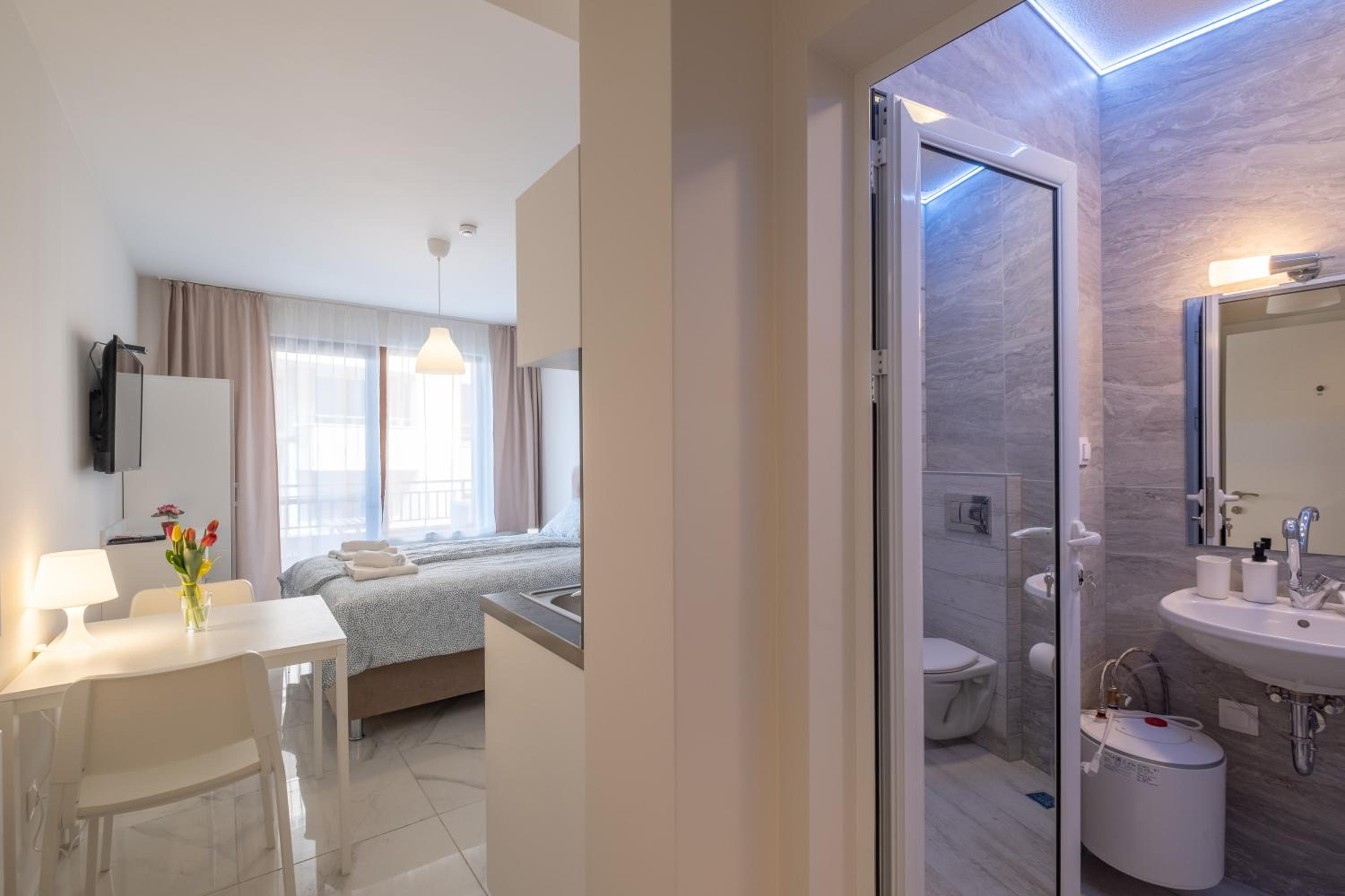 Studio Apartment - Photo 1