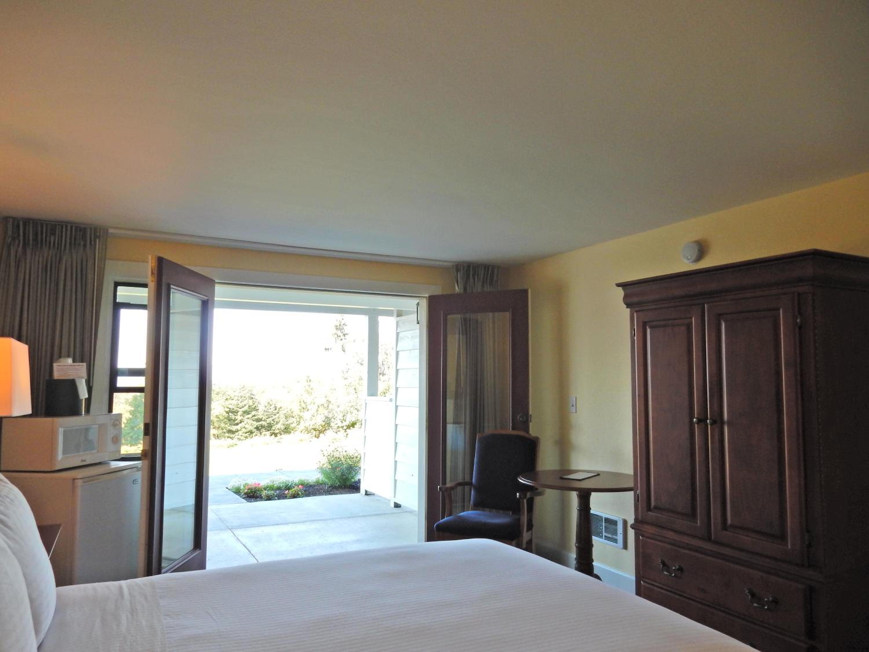 Queen Room with Sea View - Photo 3