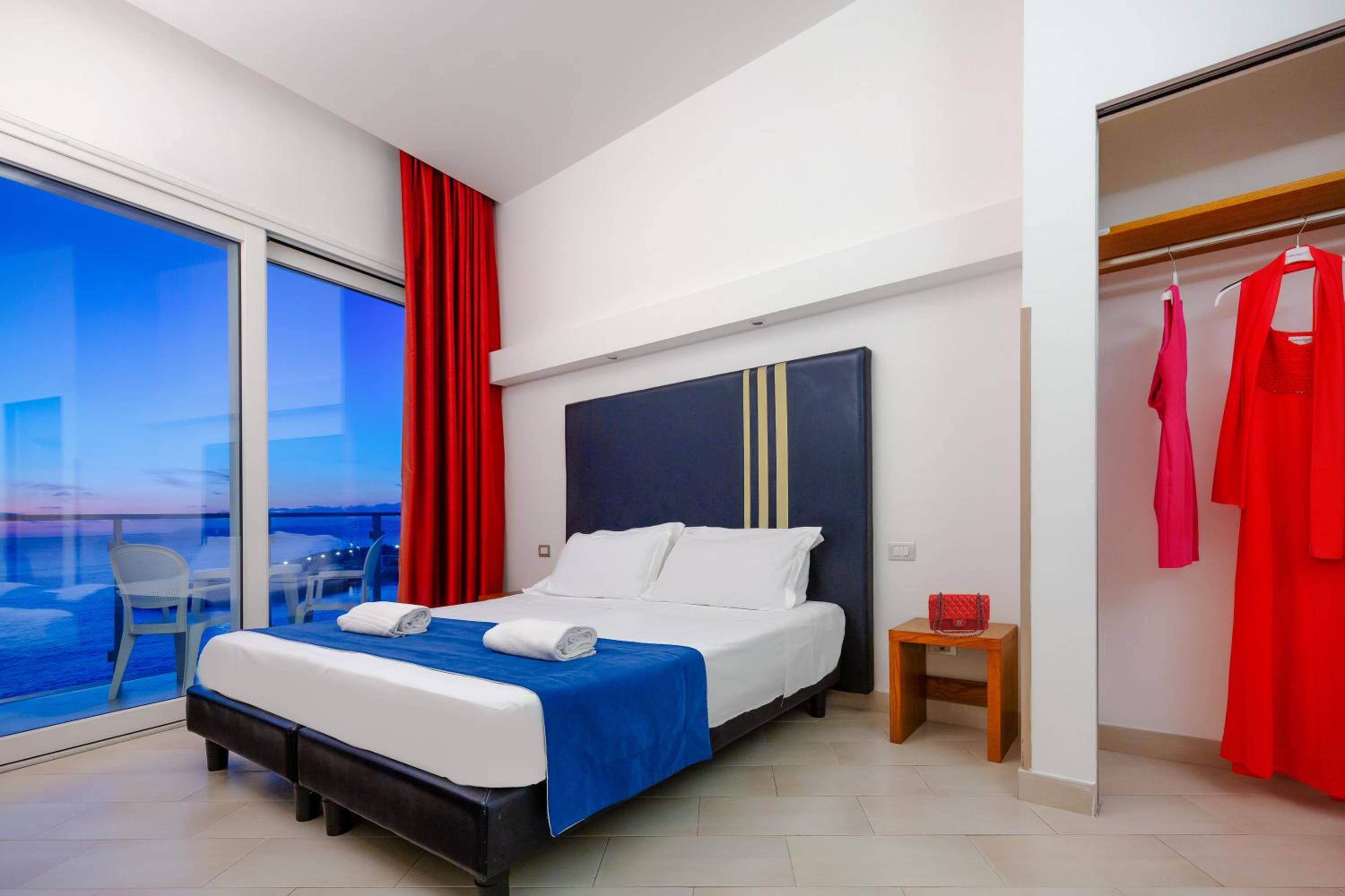 Family Room with Sea View photo 2