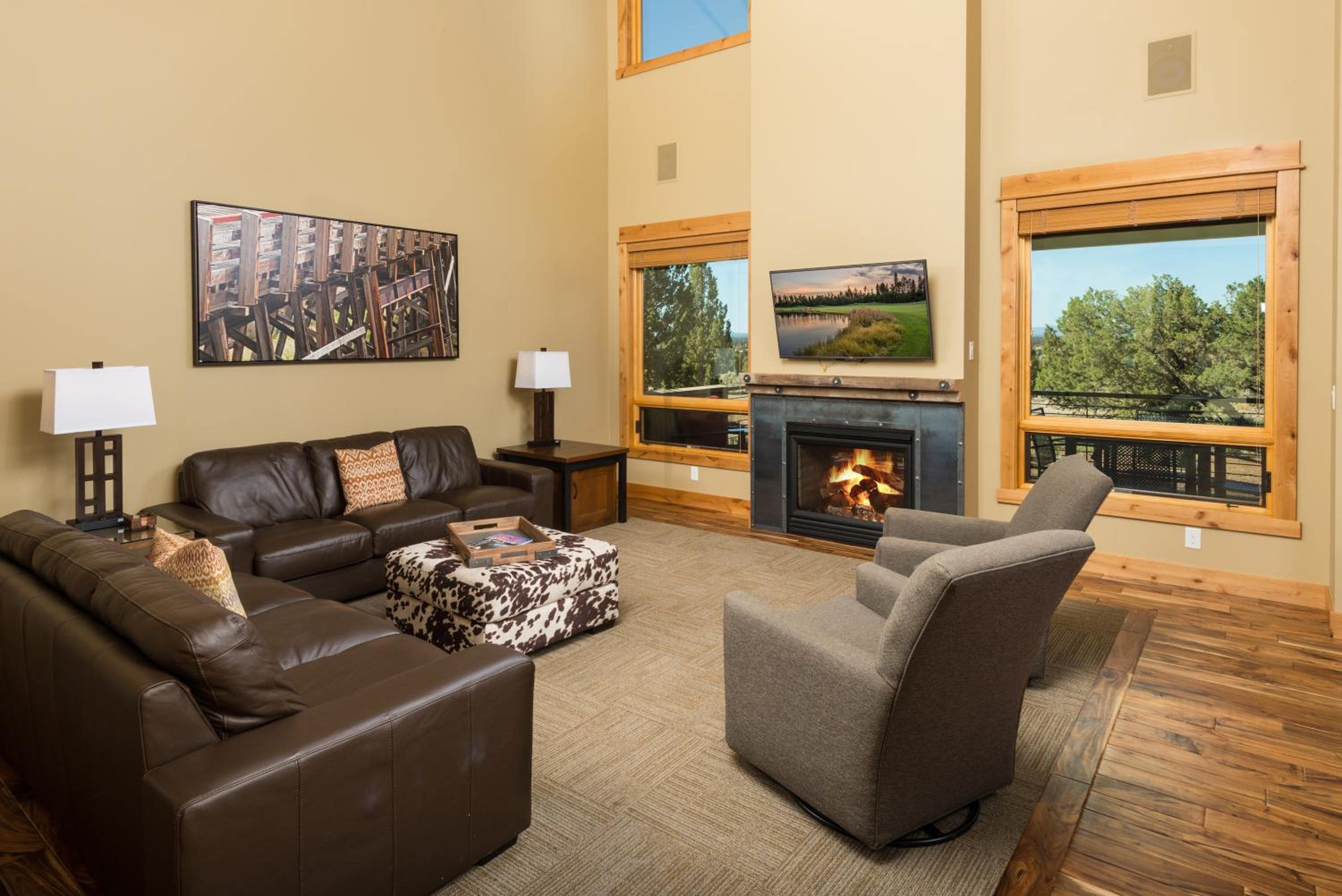 Four-Bedroom Cabin with Hot Tub - Photo 7