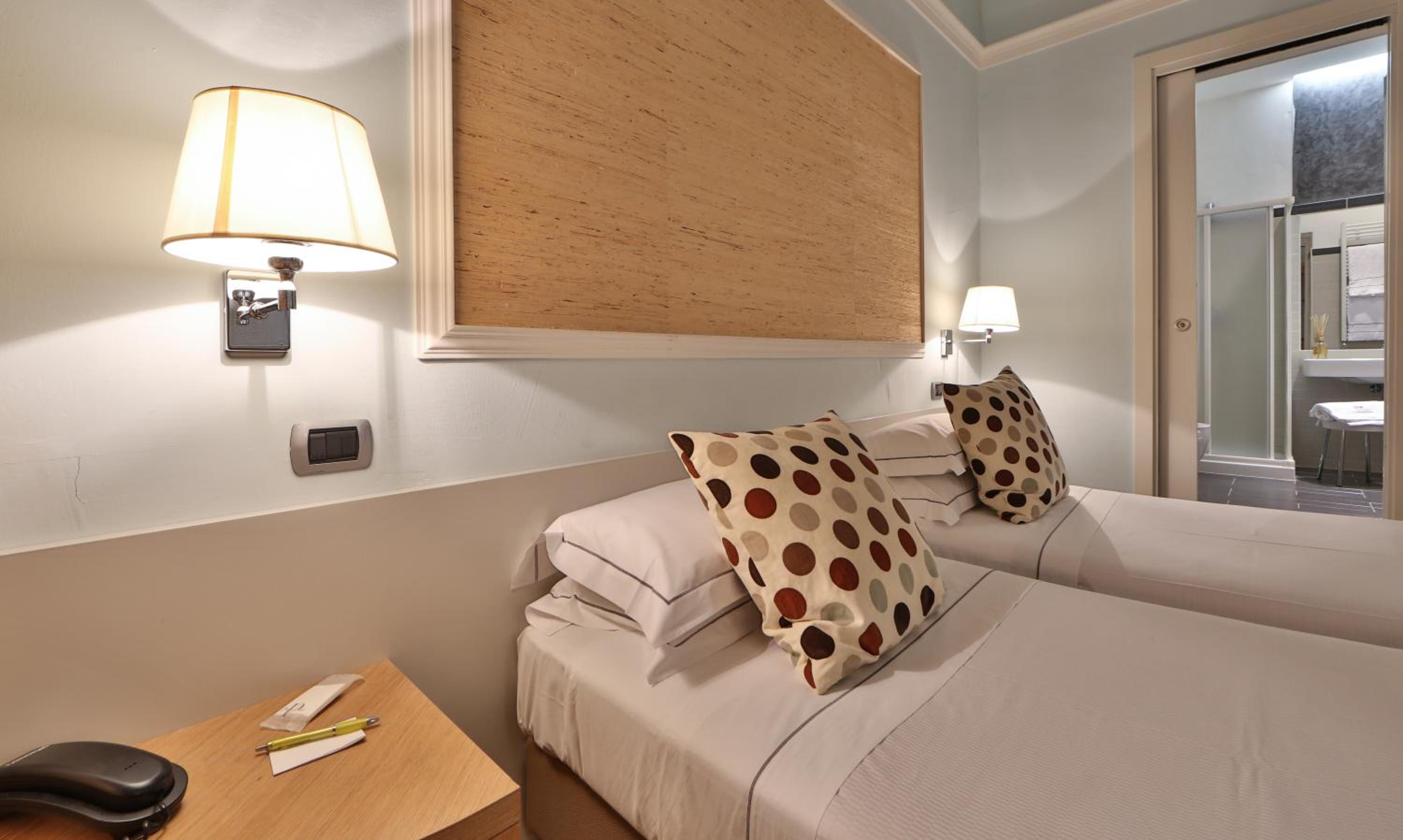 Classic Twin Room - Photo 3