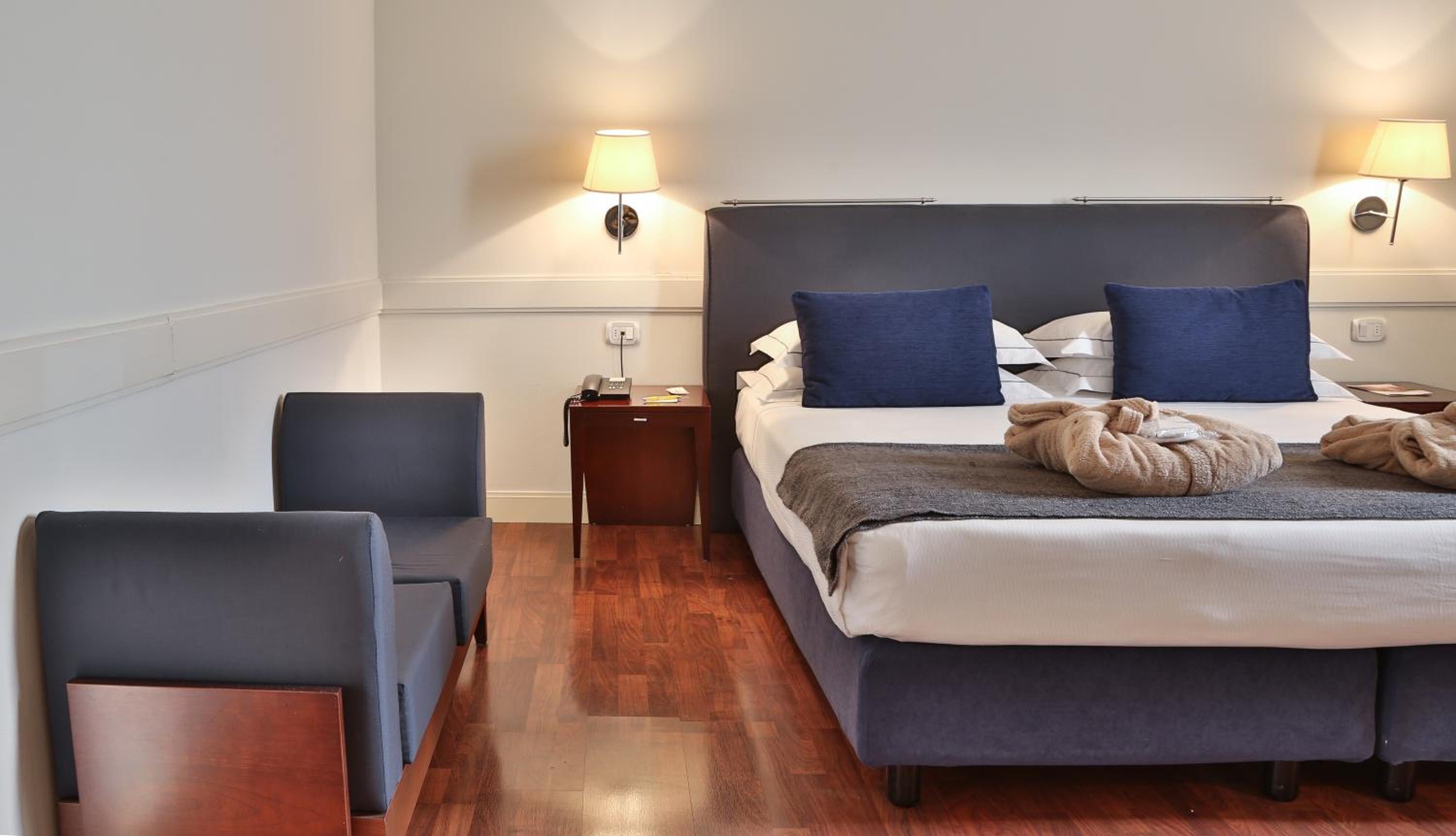 Superior Double or Twin Room - Photo 11