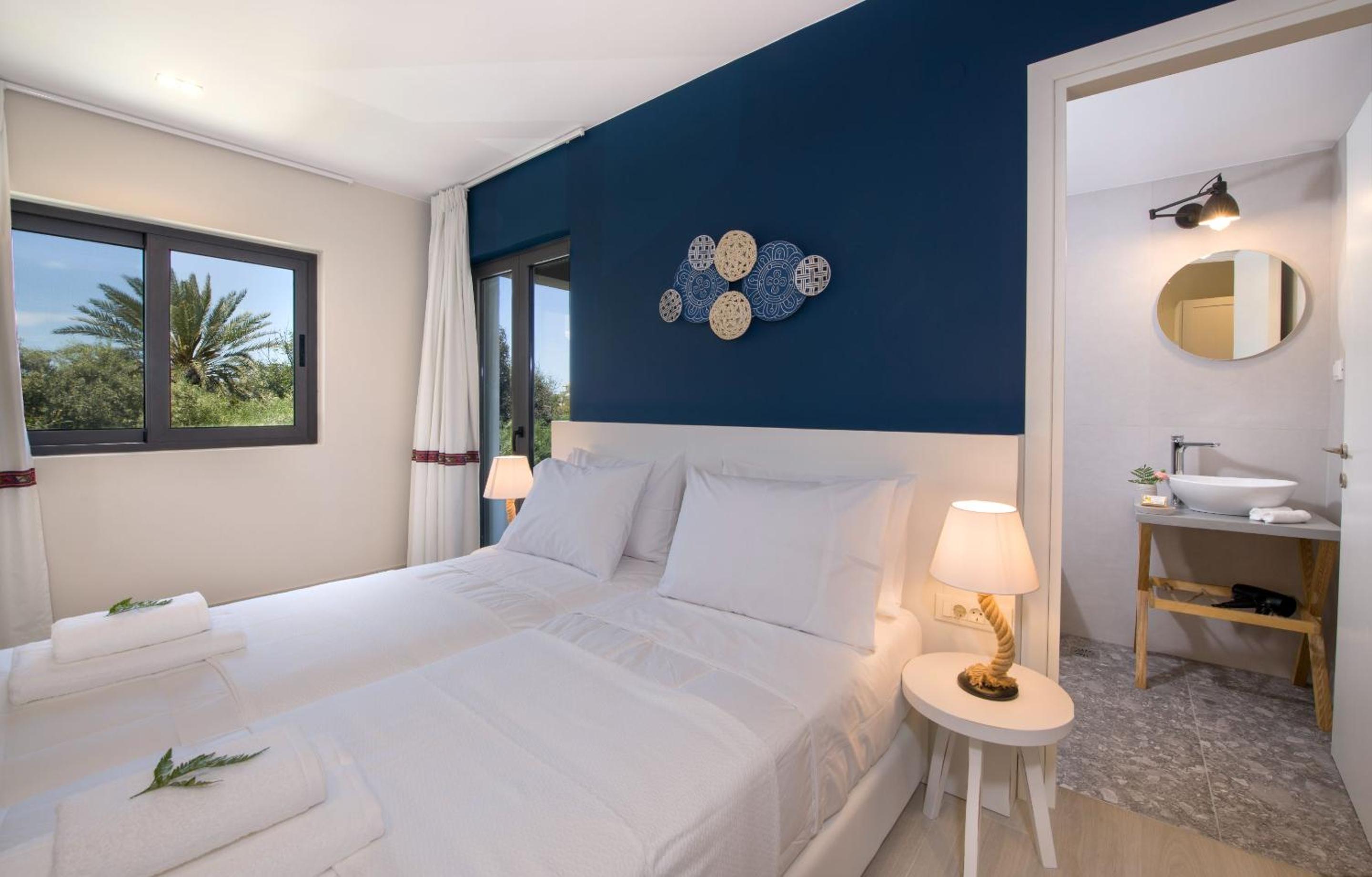 Deluxe Double Room with Balcony photo 1