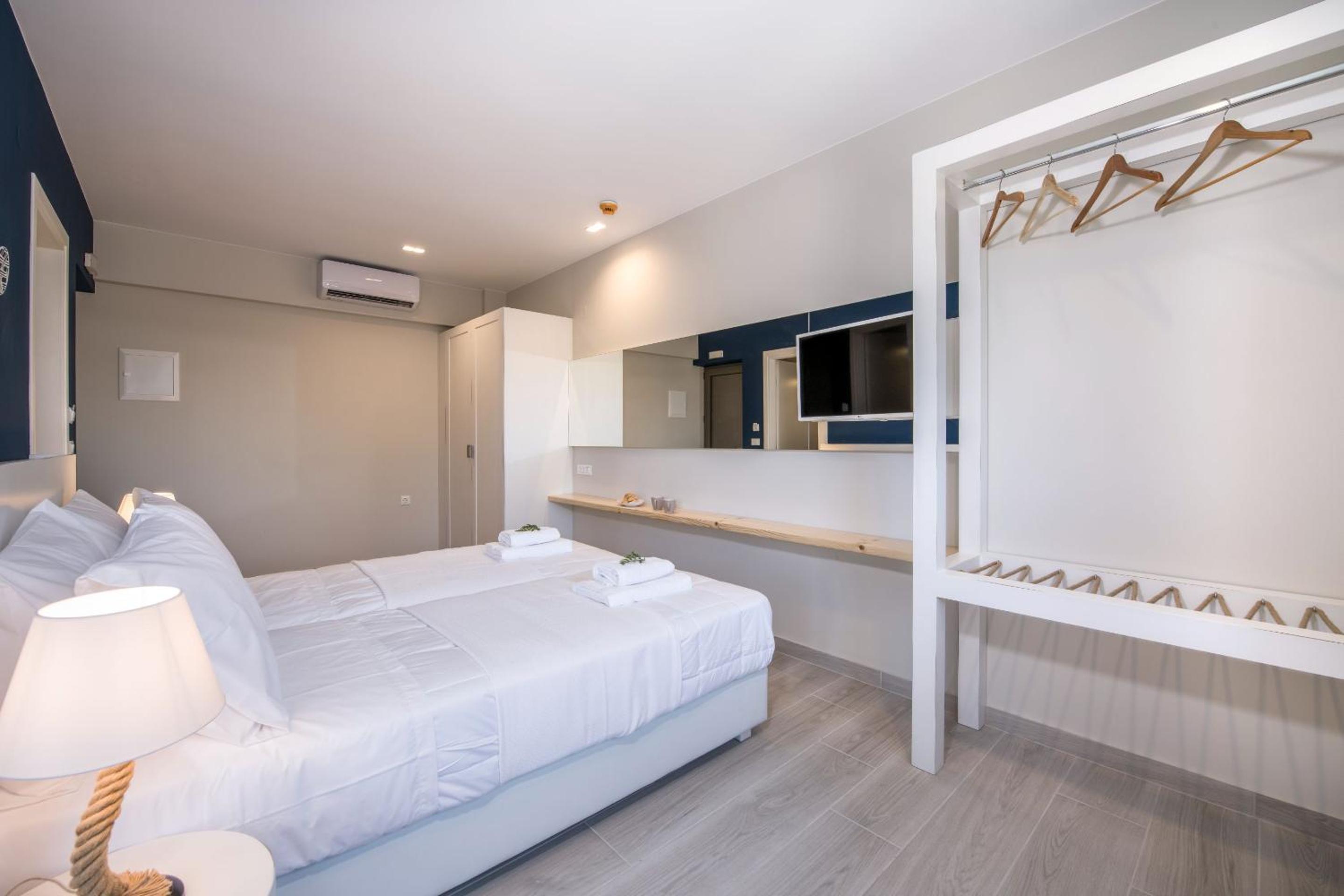 Deluxe Double Room with Balcony photo 3