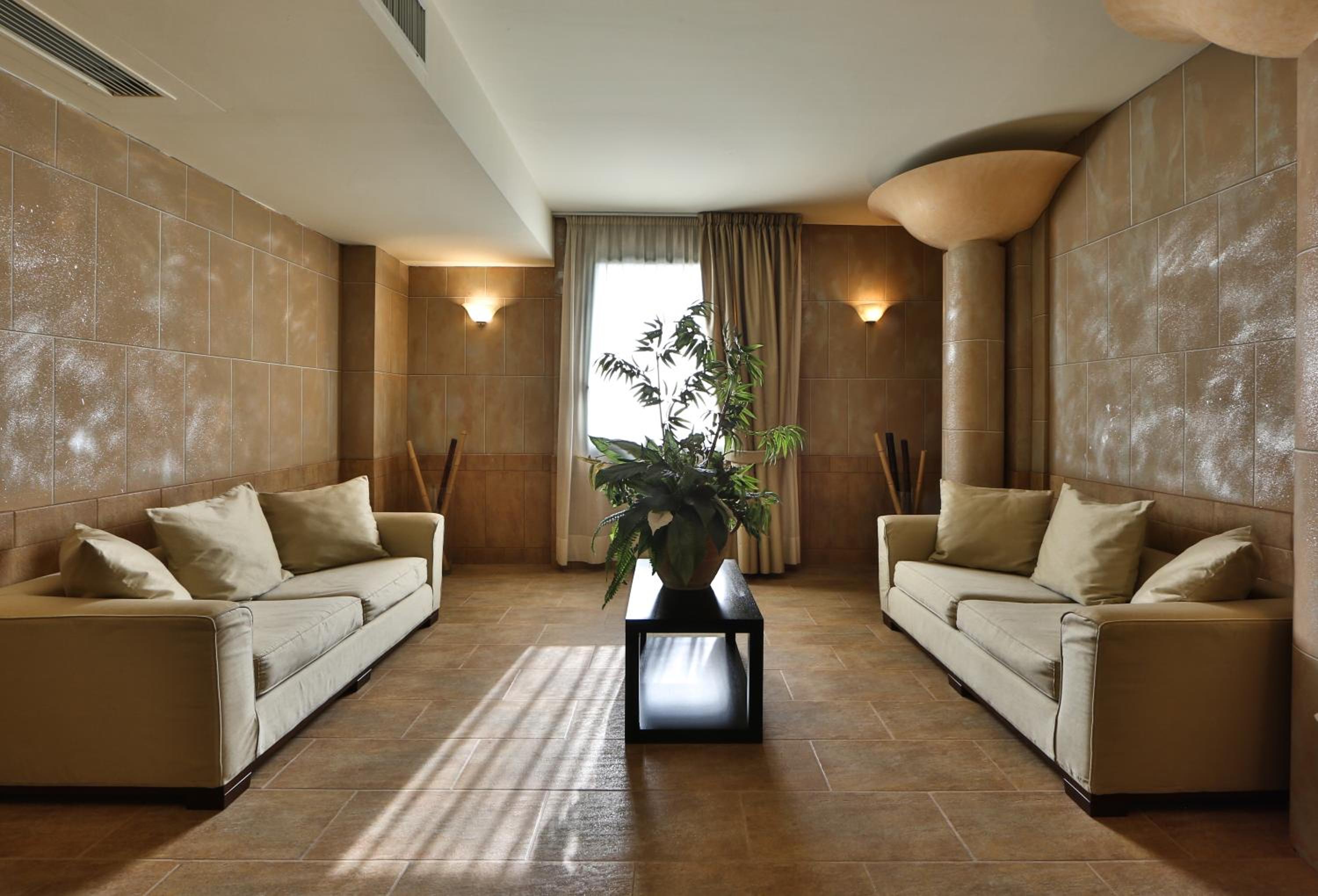 Suite - Photo 1