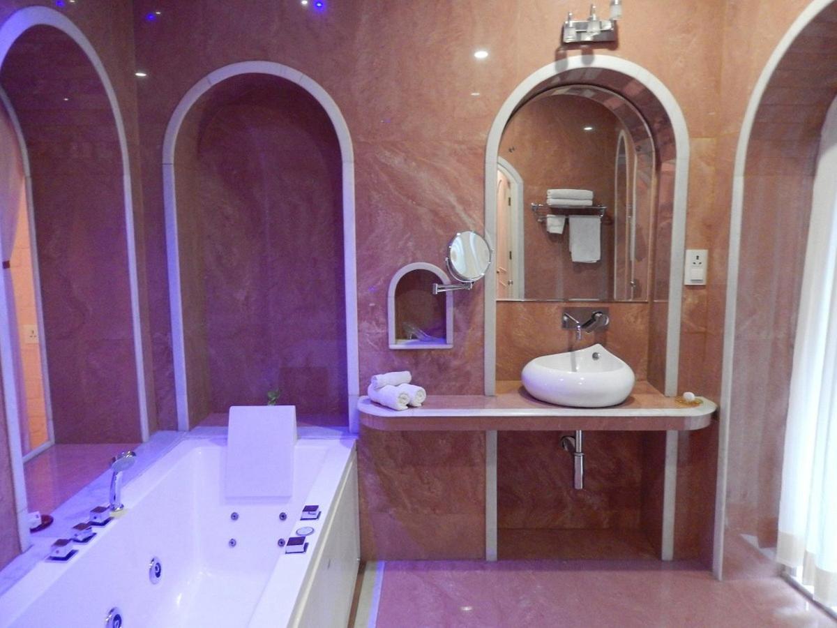 Suite with Hot Tub - Photo 2
