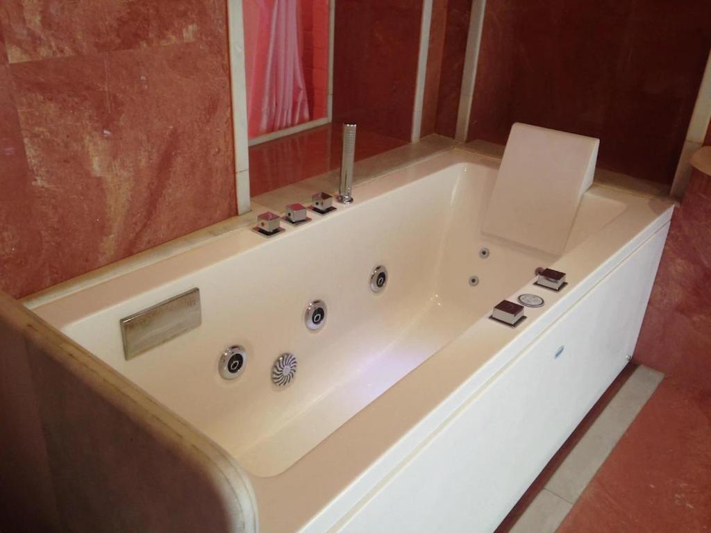 Suite with Hot Tub - Photo 4