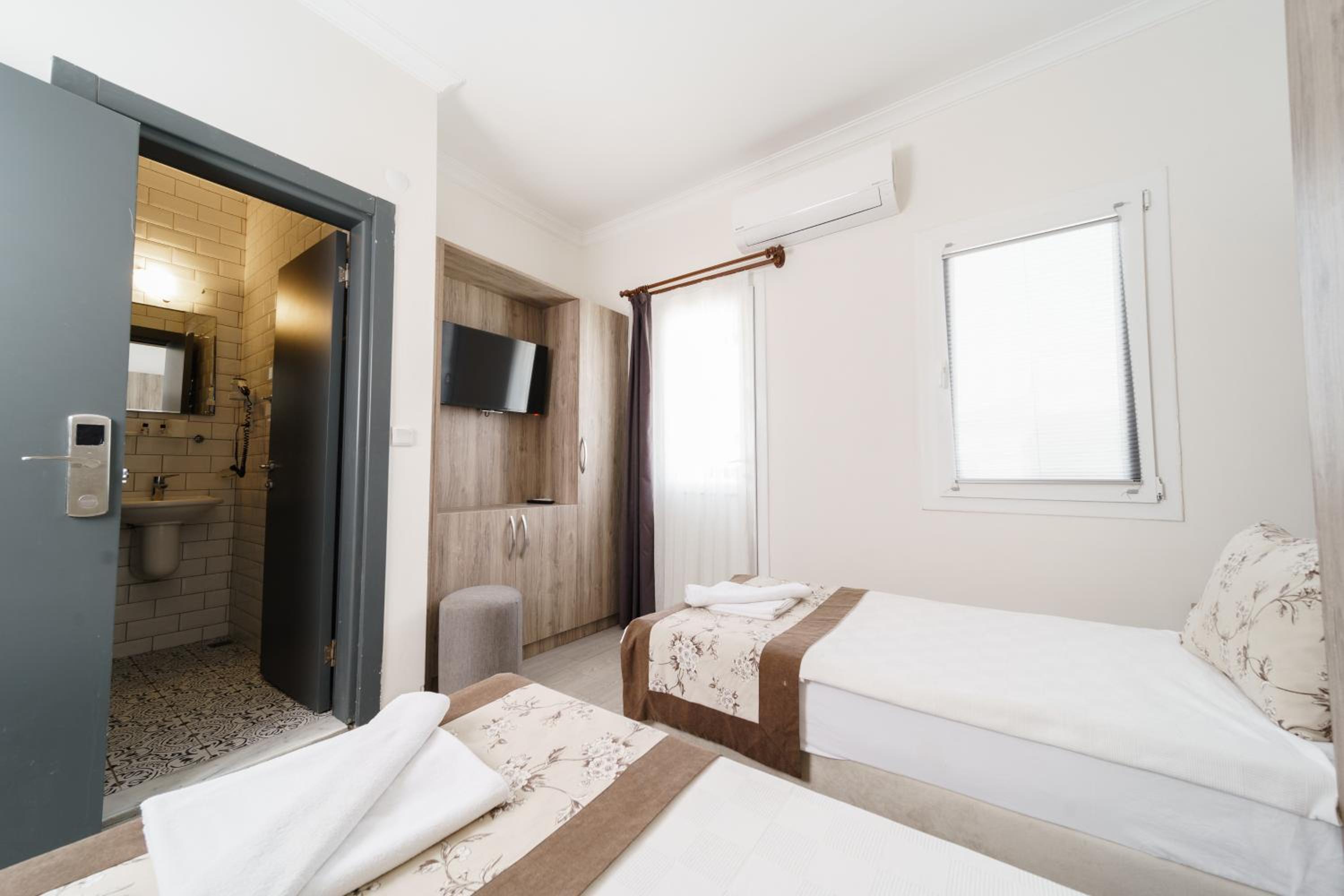 Double or Twin Room photo 3