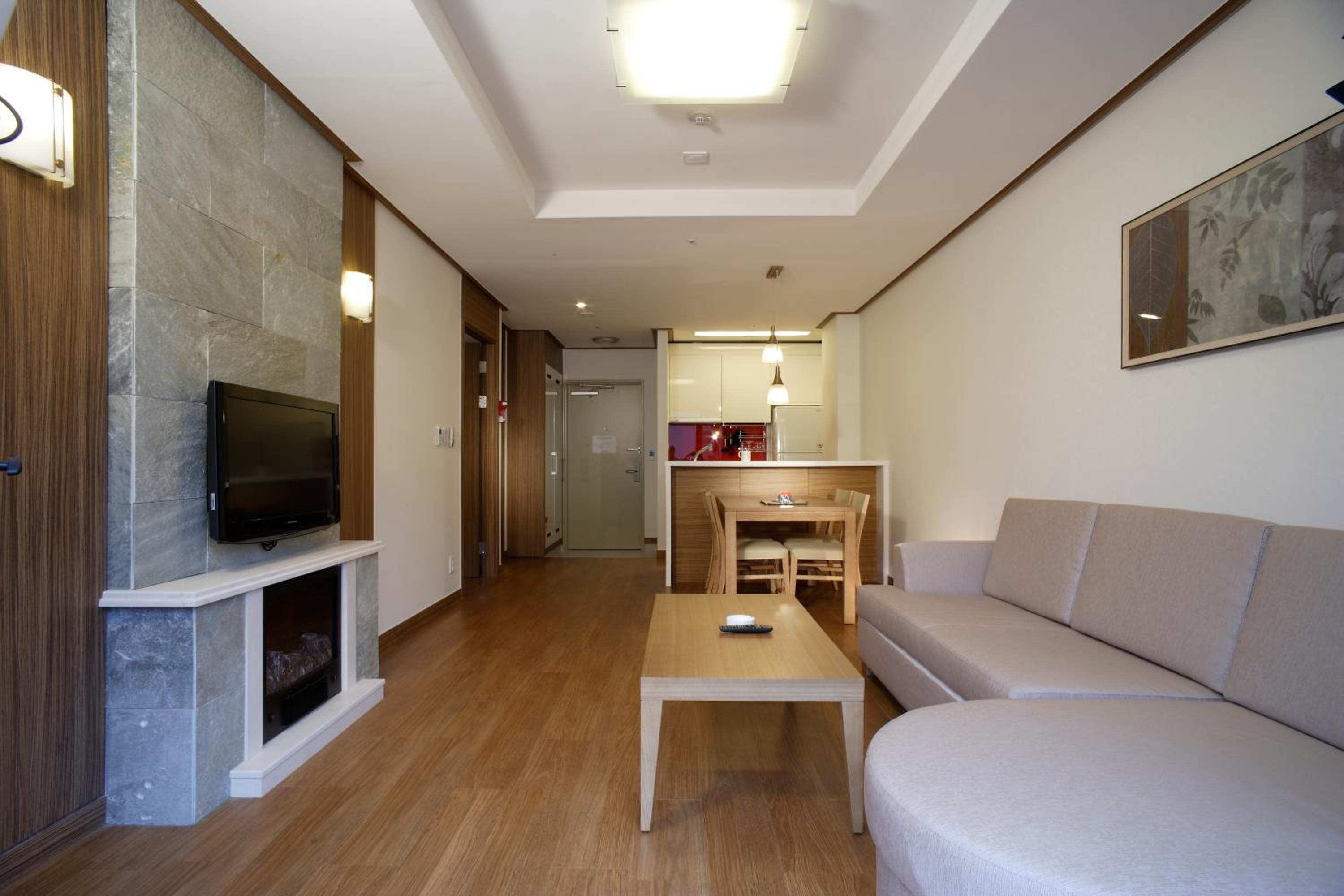 One-Bedroom Queen Suite - Accessible