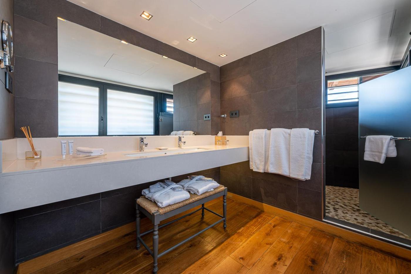Premium Suite - Photo 2