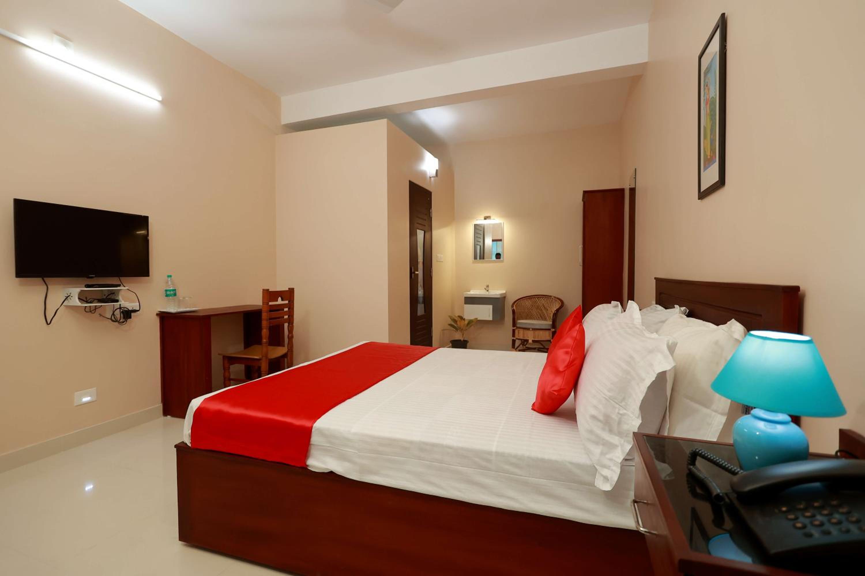 Deluxe Room - Photo 6