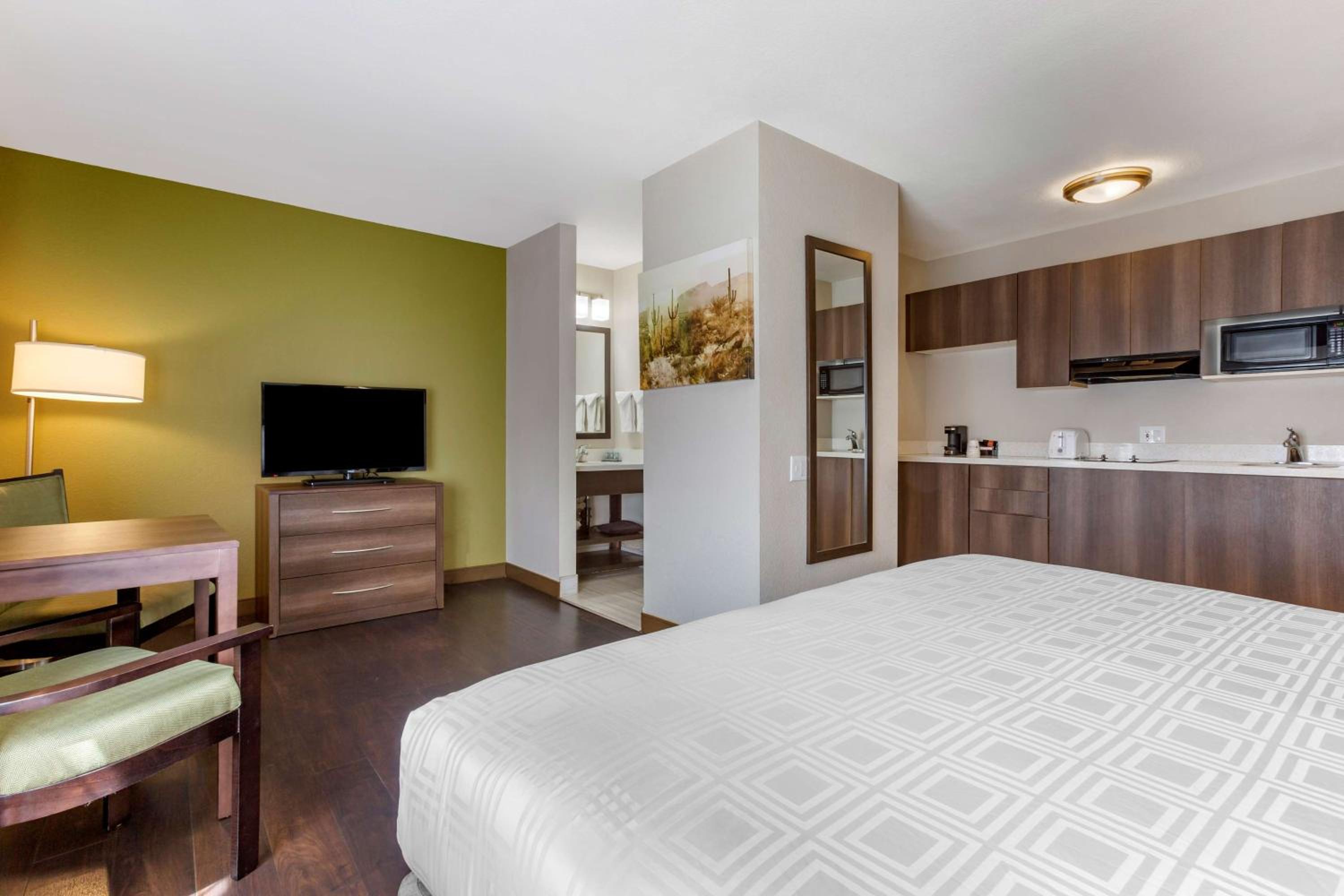King Room with Sofa Bed - Non-Smoking - Photo 6