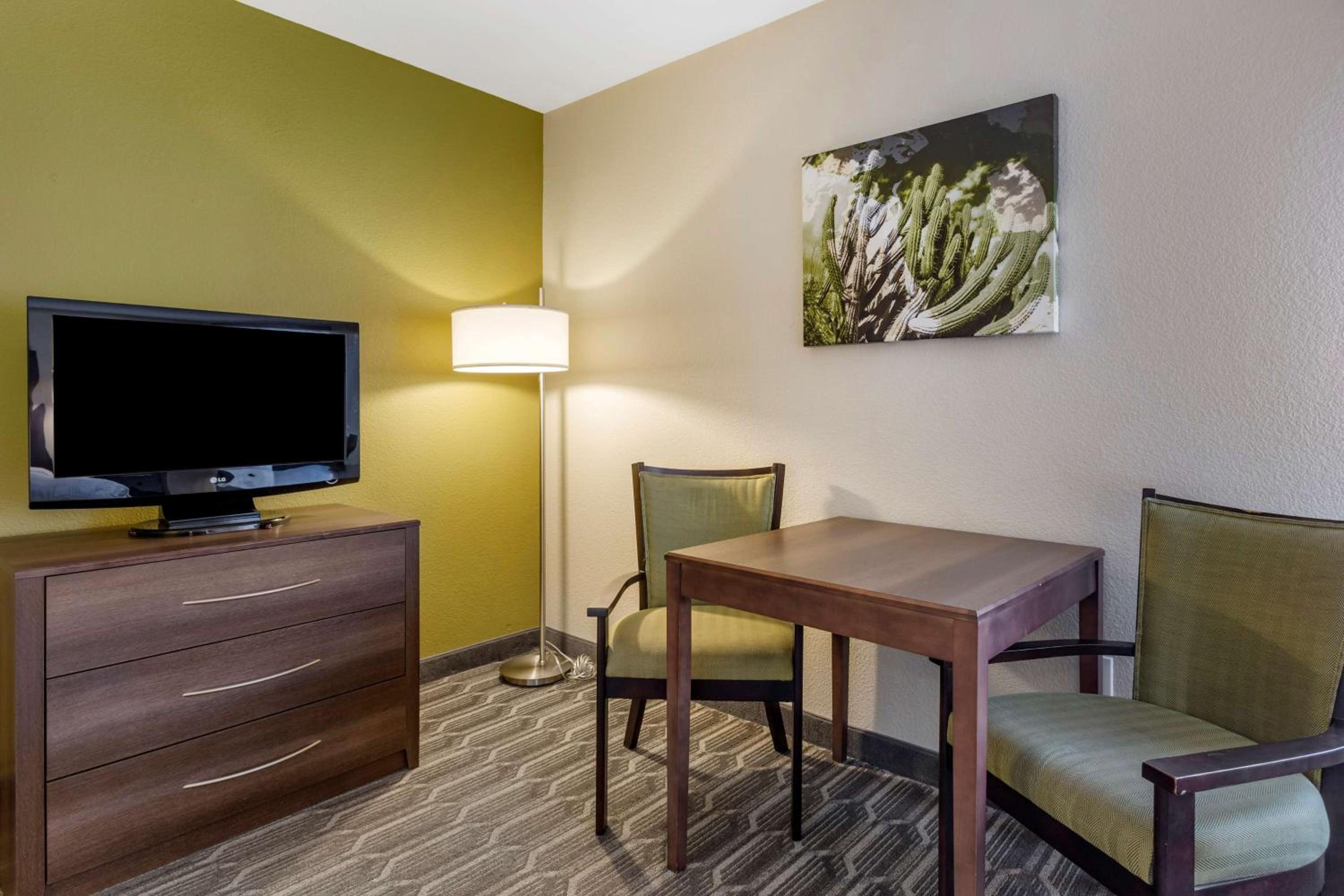 King Room with Sofa Bed - Non-Smoking - Photo 10