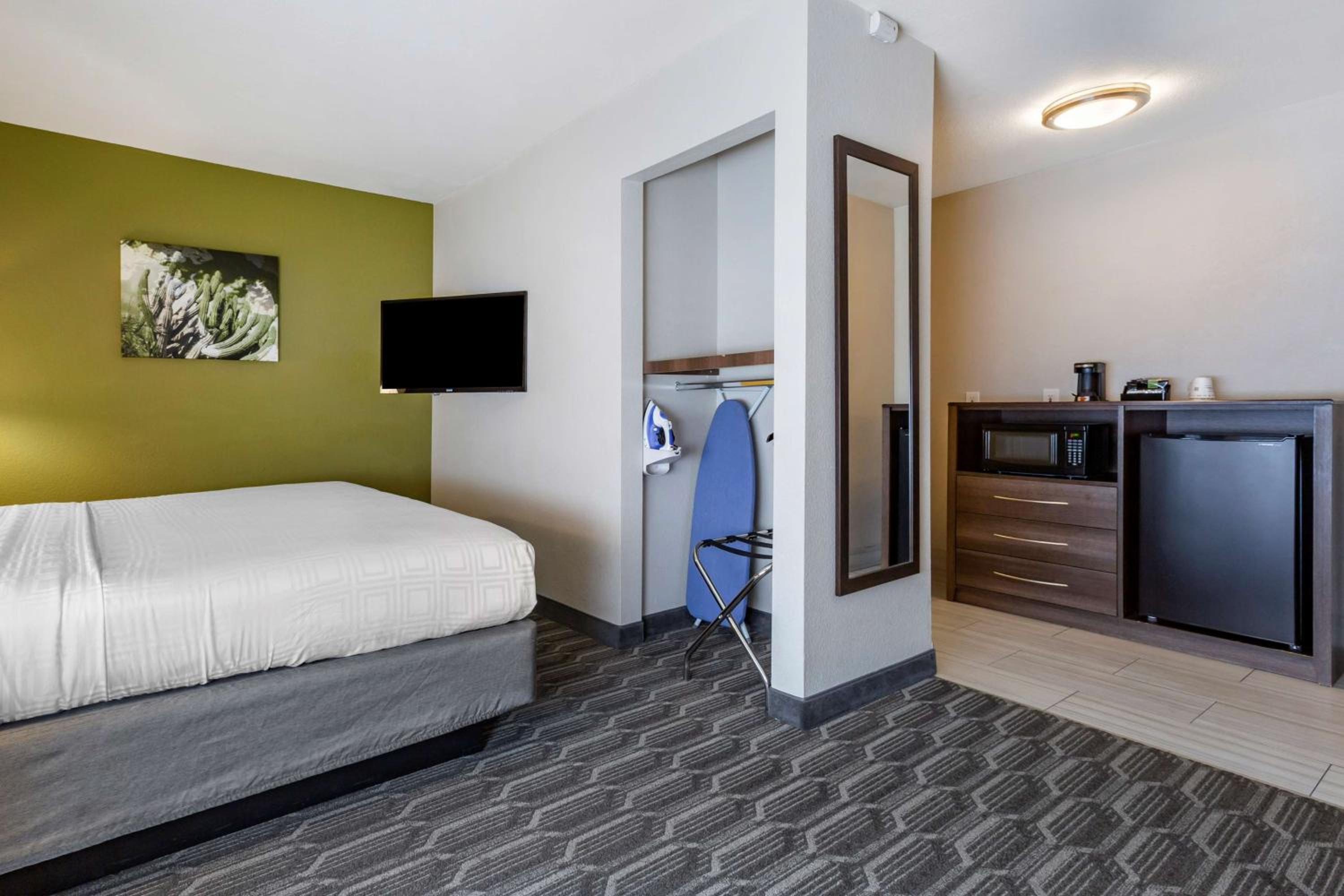King Room - Non-Smoking - Photo 6