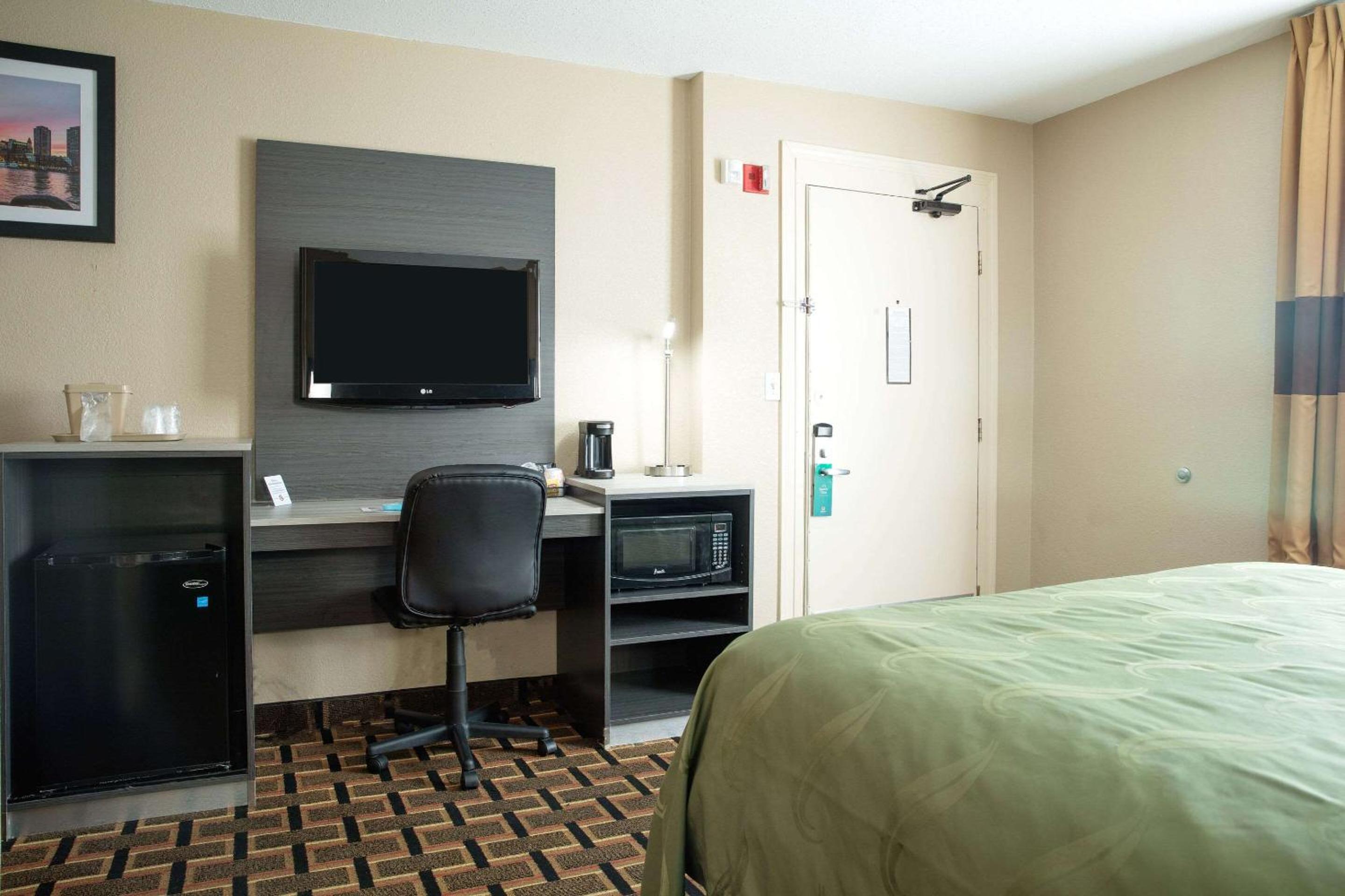 Queen Room - Accessible/Nonsmoking photo 2