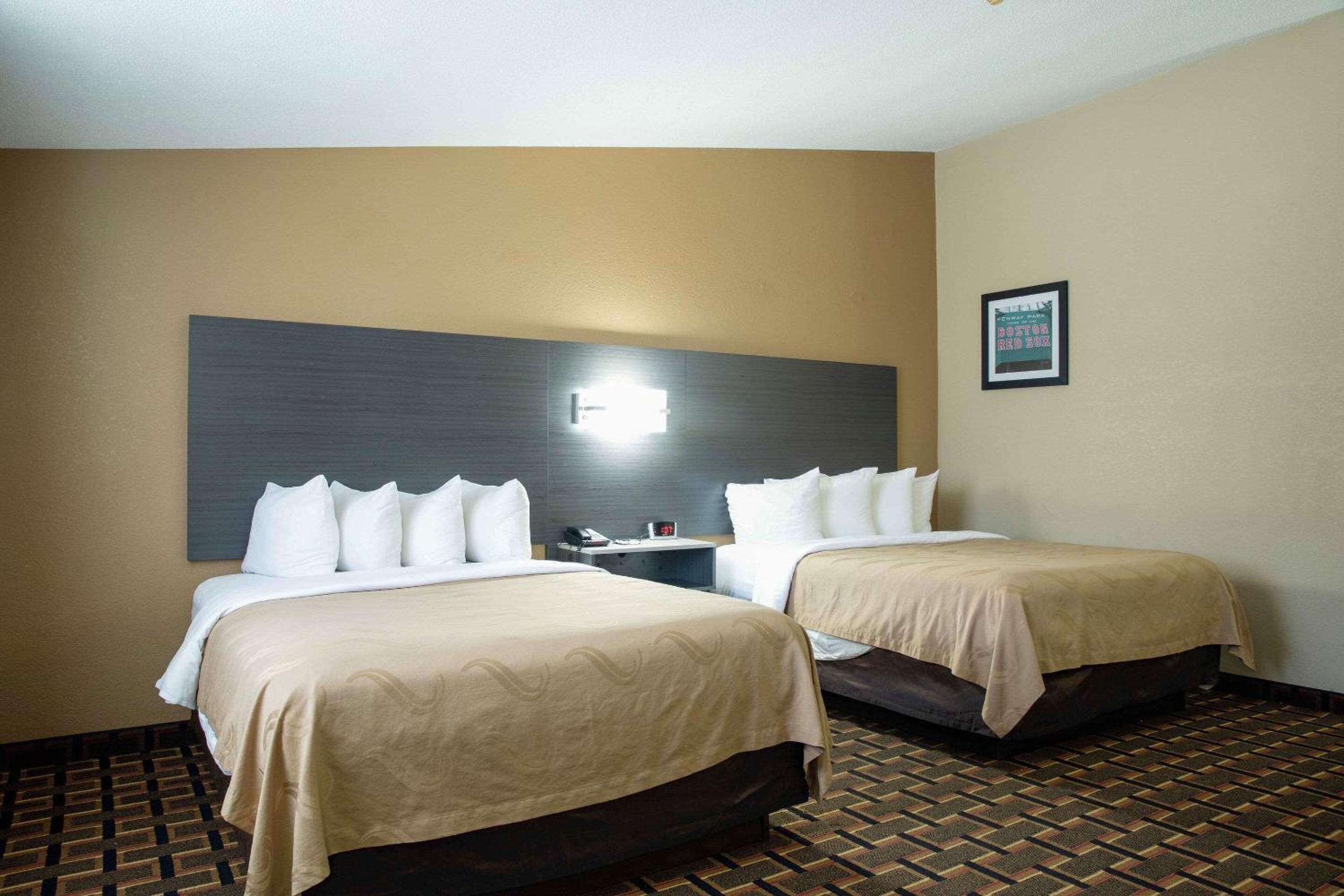 Deluxe Queen Room with Two Queen Beds - Non-Smoking photo 2