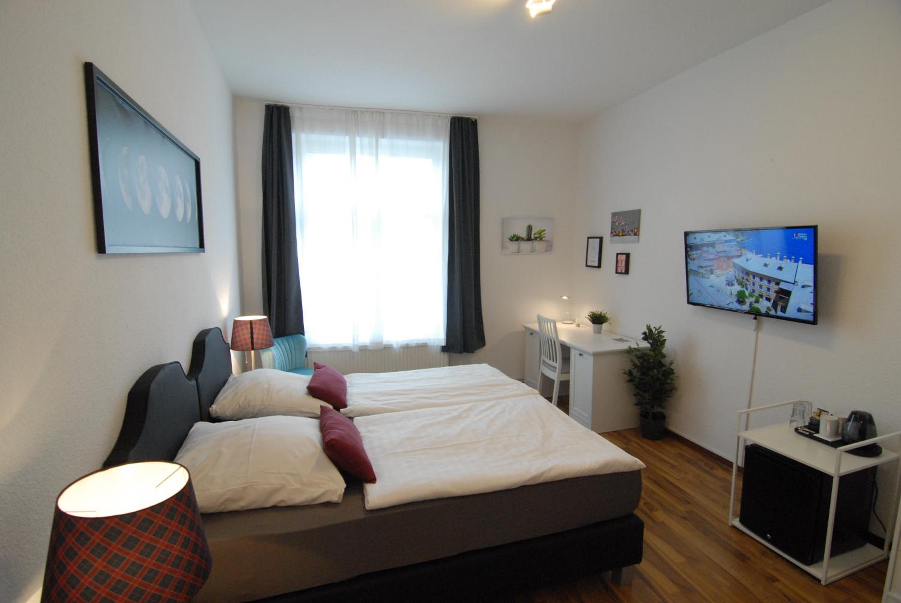 Double or Twin Room with Private External Bathroom - Photo 4