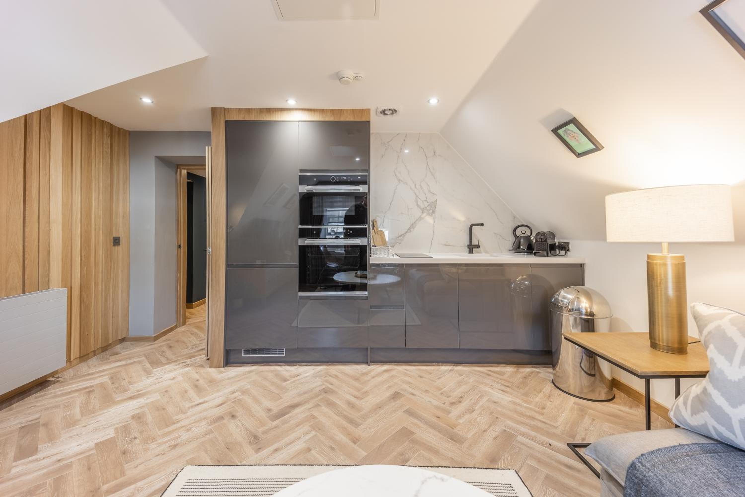 Classic 2 Bedroom Apartment - Photo 3