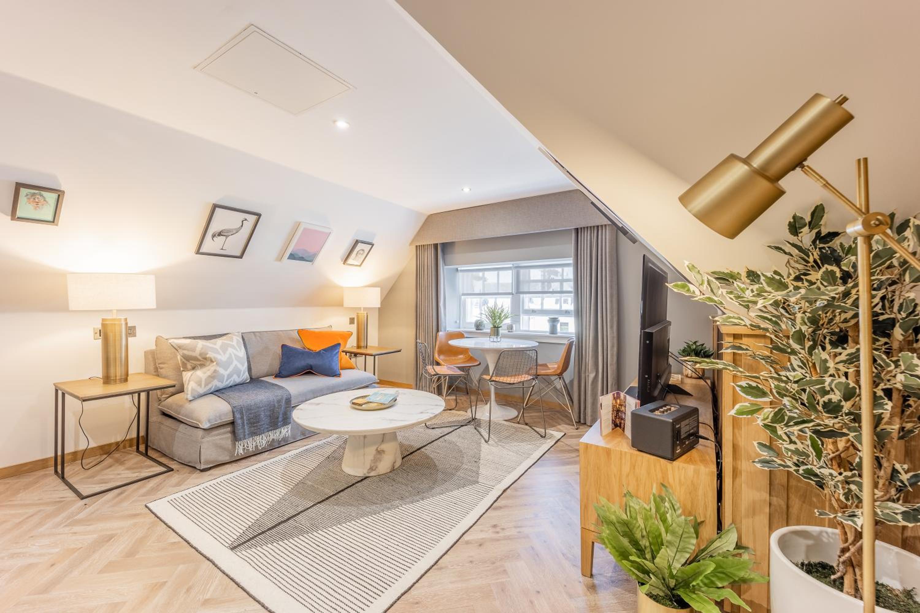 Classic 2 Bedroom Apartment - Photo 2