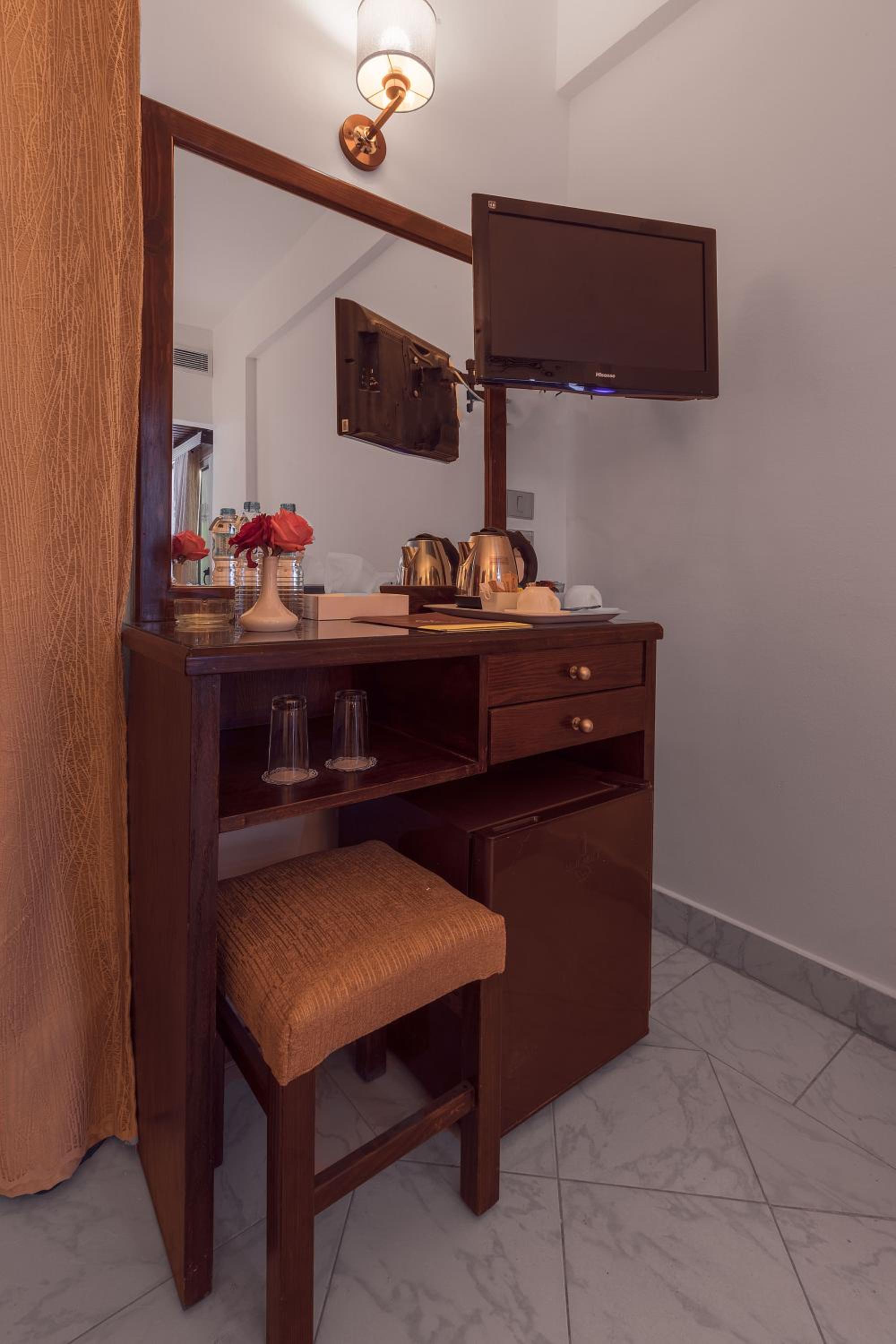 Budget Double Room - No Balcony photo 3