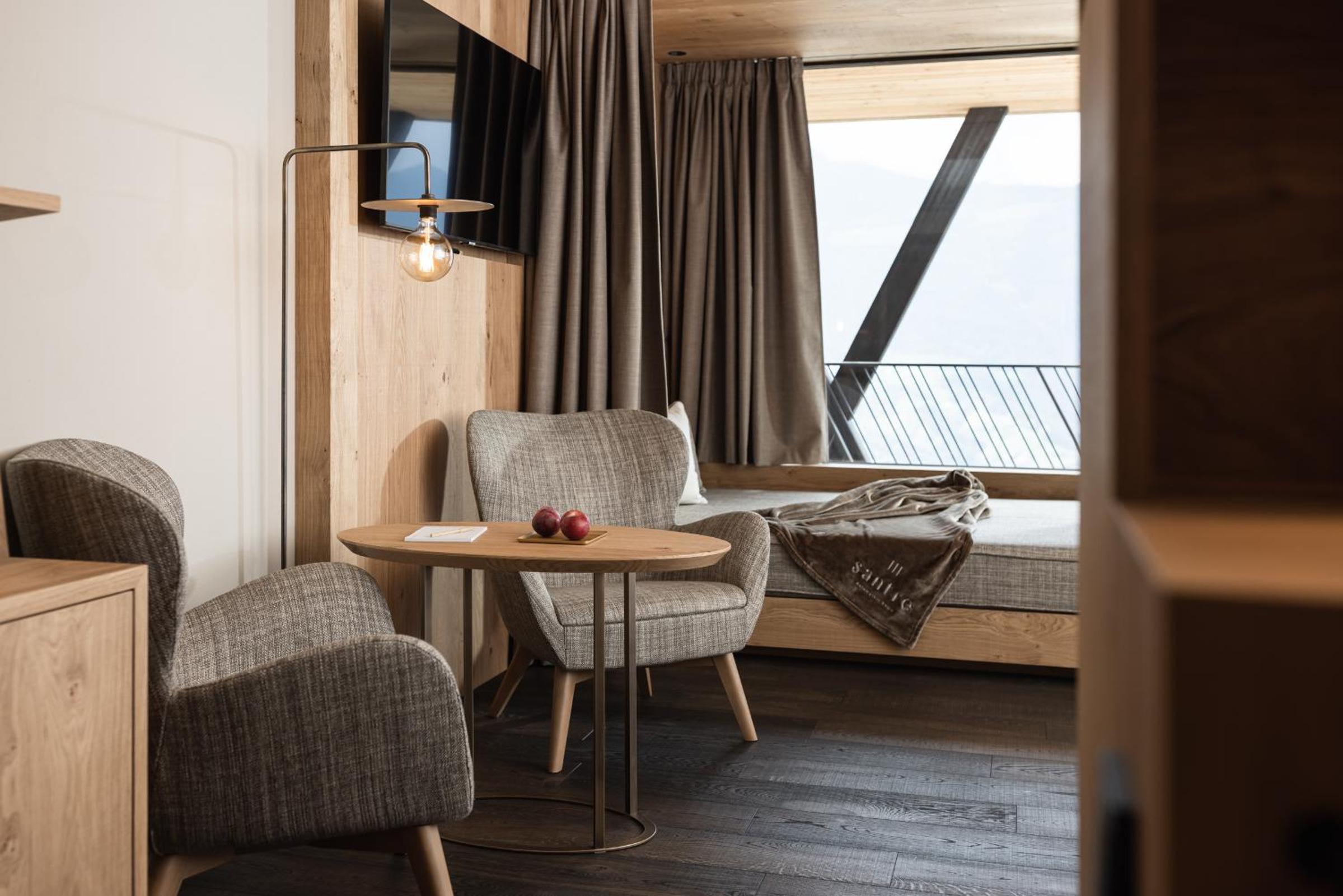 Junior Suite with Balcony - Photo 2