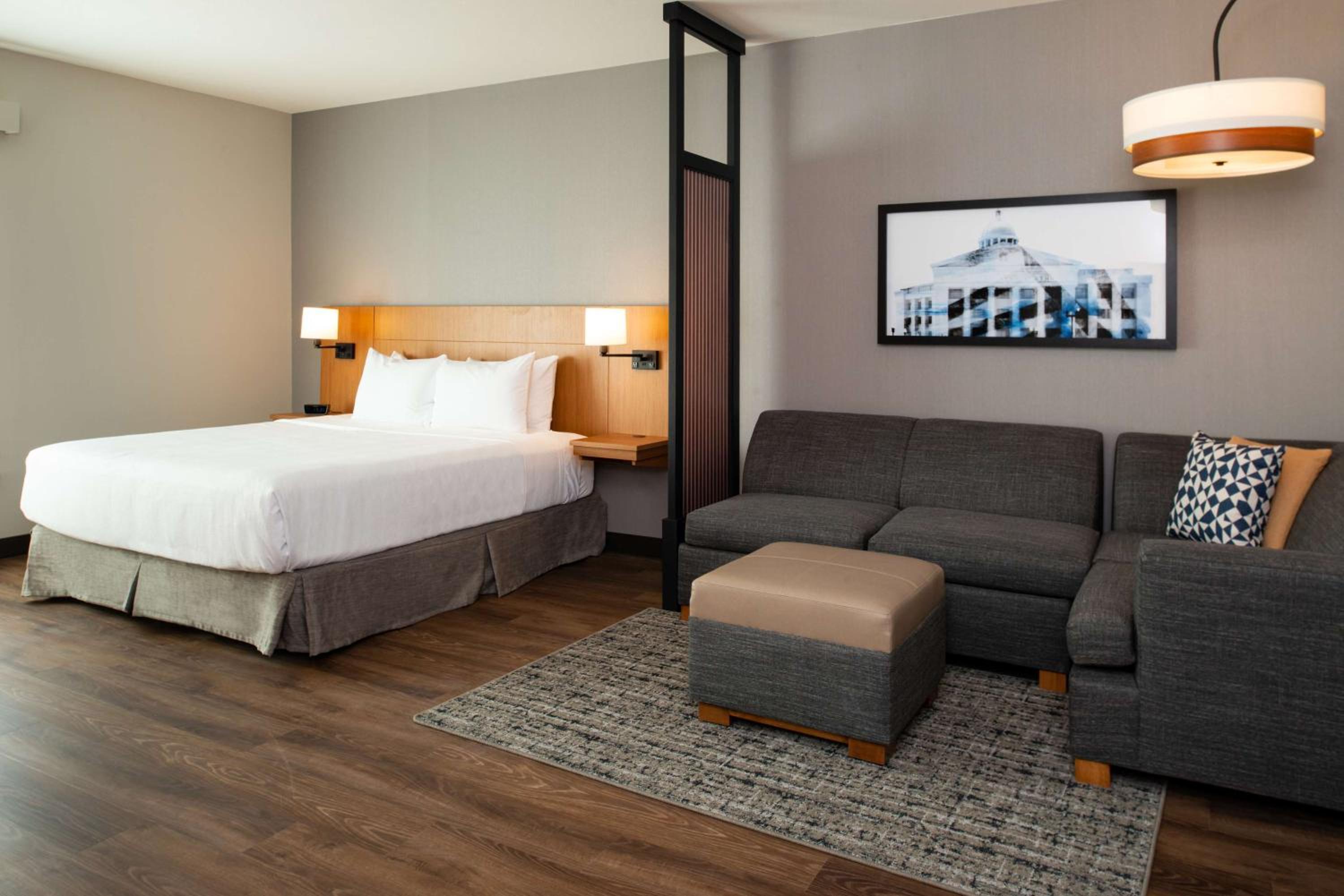 Standard King Room with Sofa Bed - Photo 9