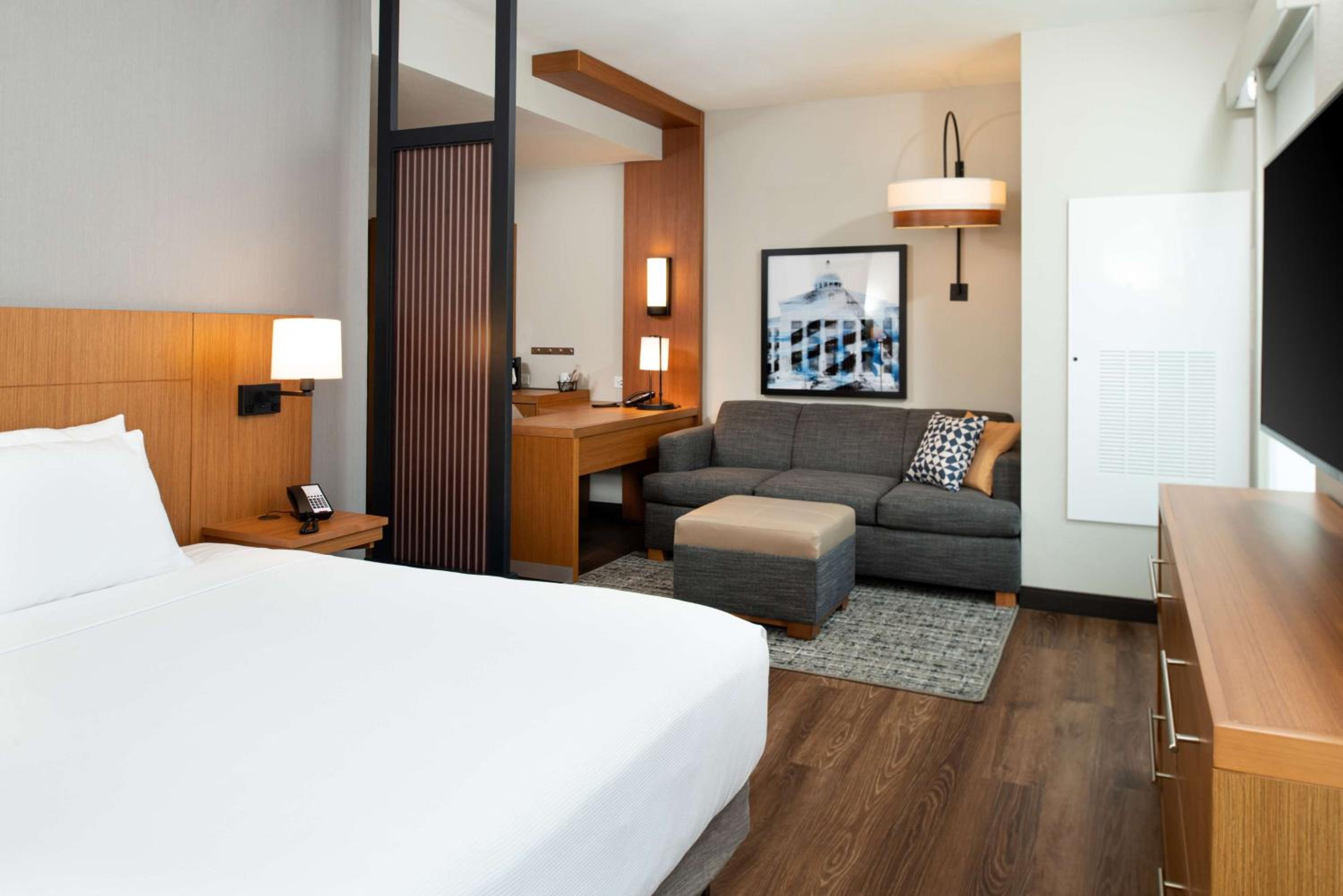 Standard King Room with Sofa Bed - Photo 1