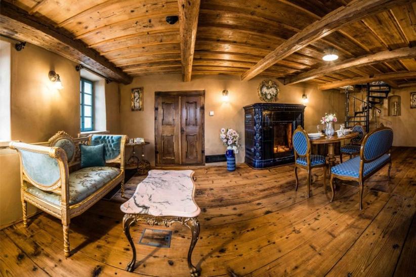 Deluxe Double Room with Bath - Photo 9
