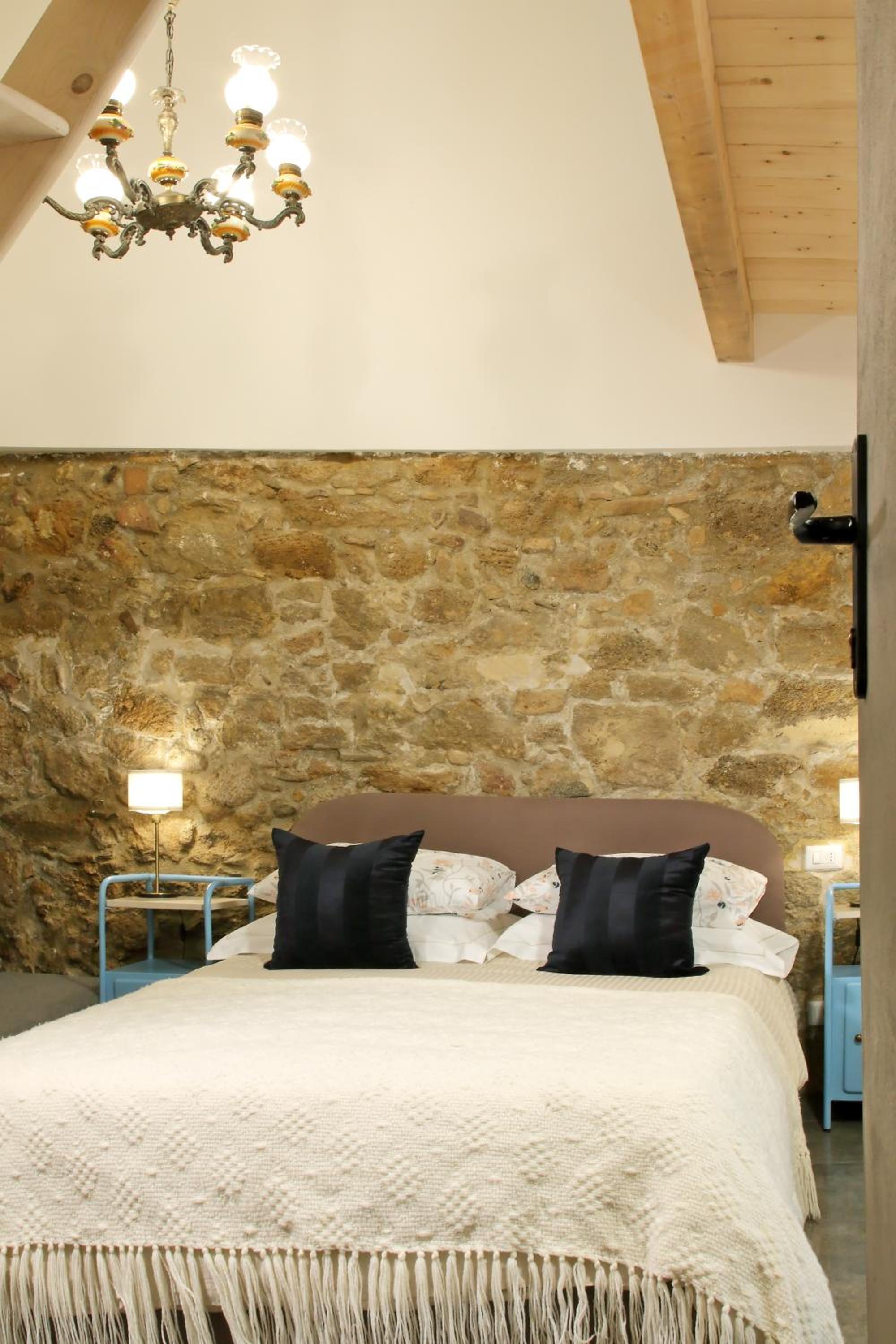Large Double Room - Photo 9