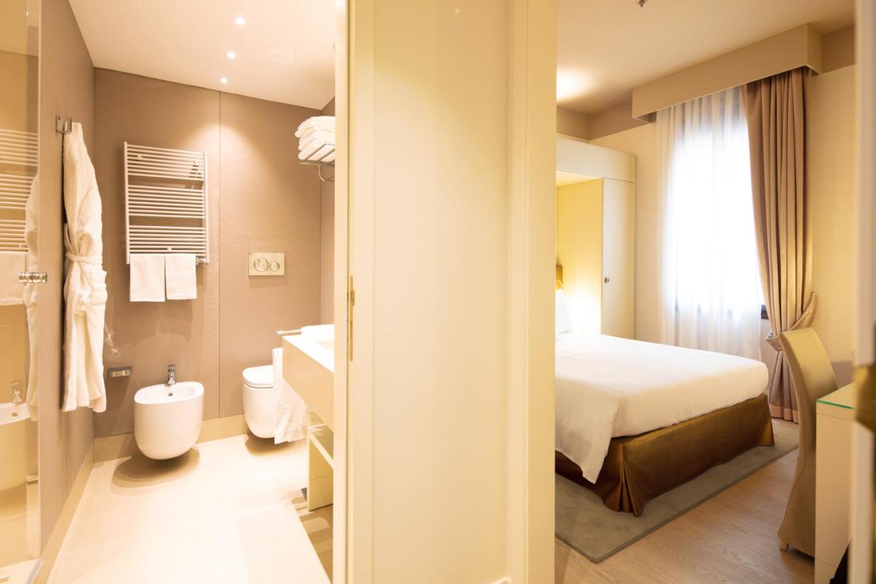Superior Double Room thumbnail 6