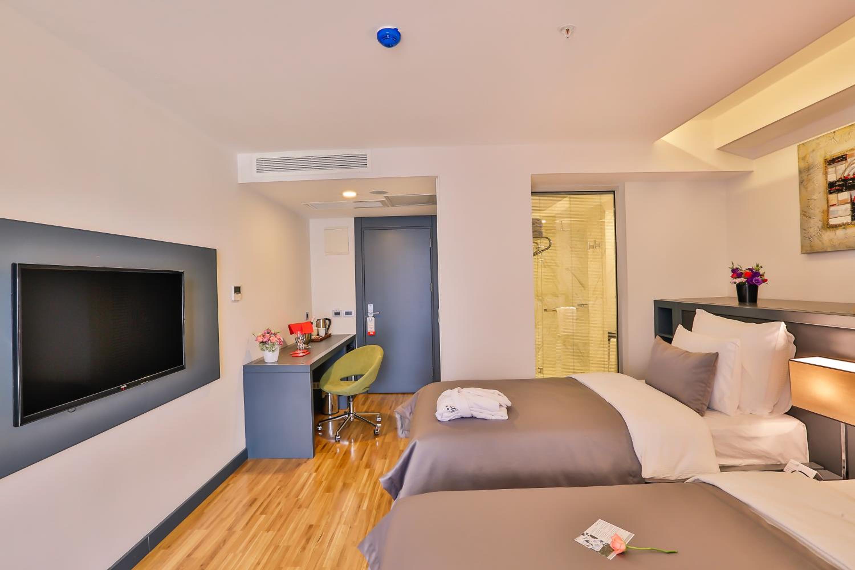 Standard Twin Room thumbnail 5