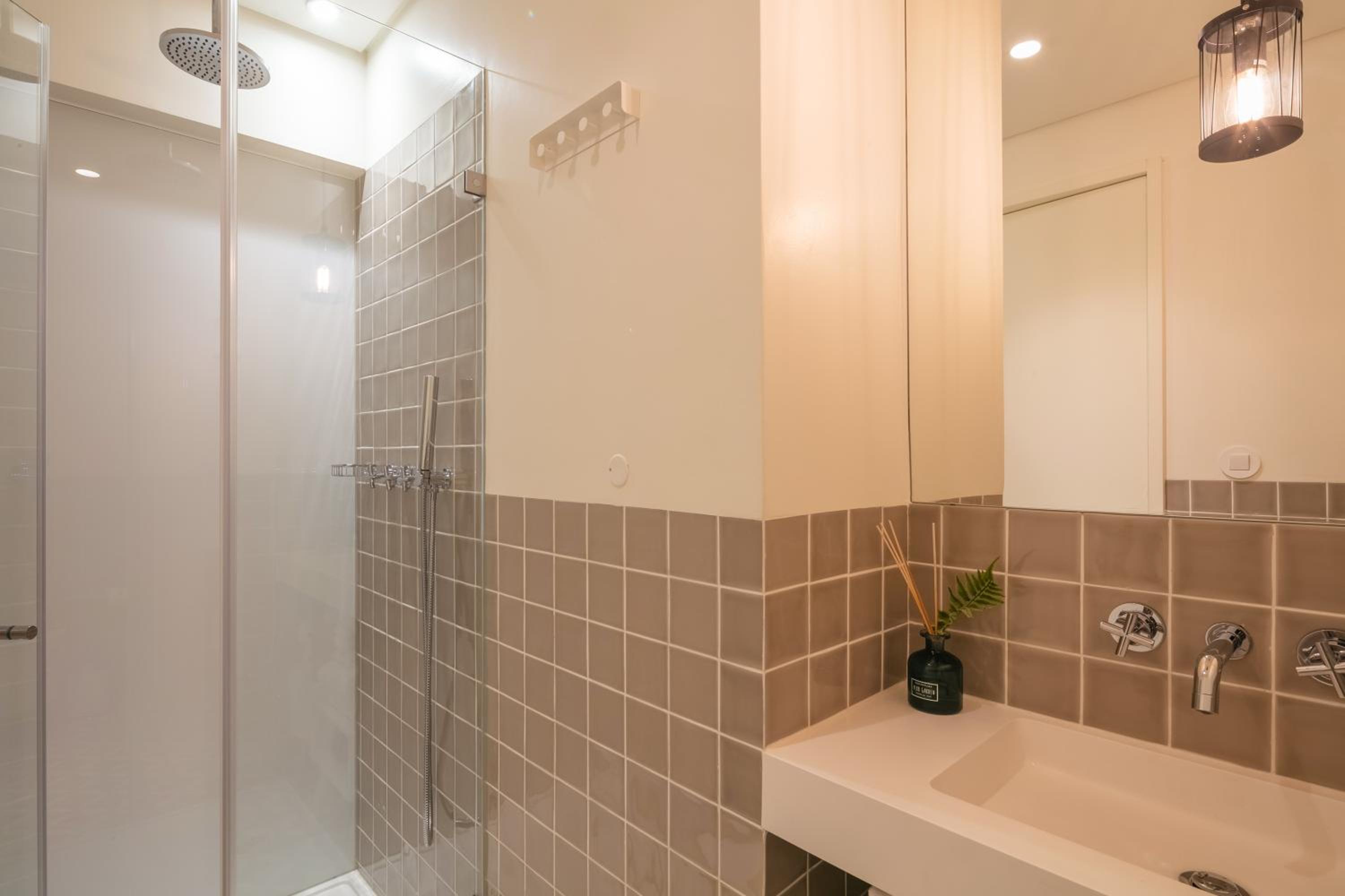 Deluxe One-Bedroom Apartment - Photo 2
